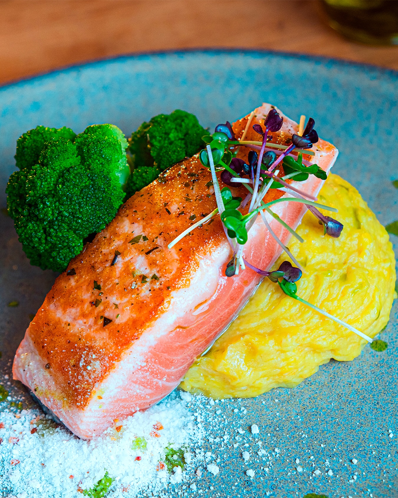 Salmão no ponto certo, textura delicada e sabor que permanece.
Elegância servida à mesa.