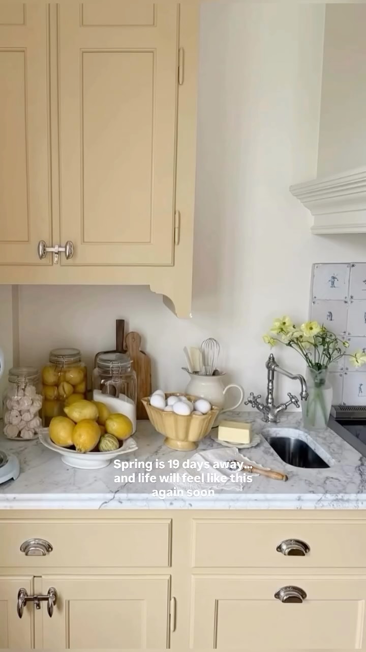 March state of mind!!! Craving green grass, fresh blooms, butter yellow interiors, sunshine and bright tablescapes filled with friends & family 💛
photos from @pinterest