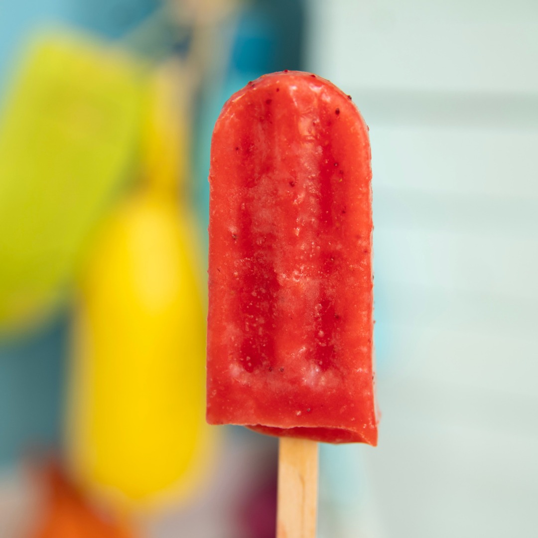 National Strawberry Day celebrates this heart-shape and bright red sweet delicious fruit. The berry’s name may be due to a number of reasons: some argue that it comes from the Old English “streawberige” because of its straw-like fronds. Others suggest that they’re so called because of farmers mulching them with straw, and there are also accounts that the berries were sold on straw skewers at markets. A perfect reason to try some our Strawberry pop, made with 3-4 whole strawberries in each pop!
#paleta #paletachampion #2023champion #nationalchampion #pop #popsicle #wholefruit #vegan #madeinmd #marylandmade #allnatural #2023nationalpaletachampion #ilovetastytoucan