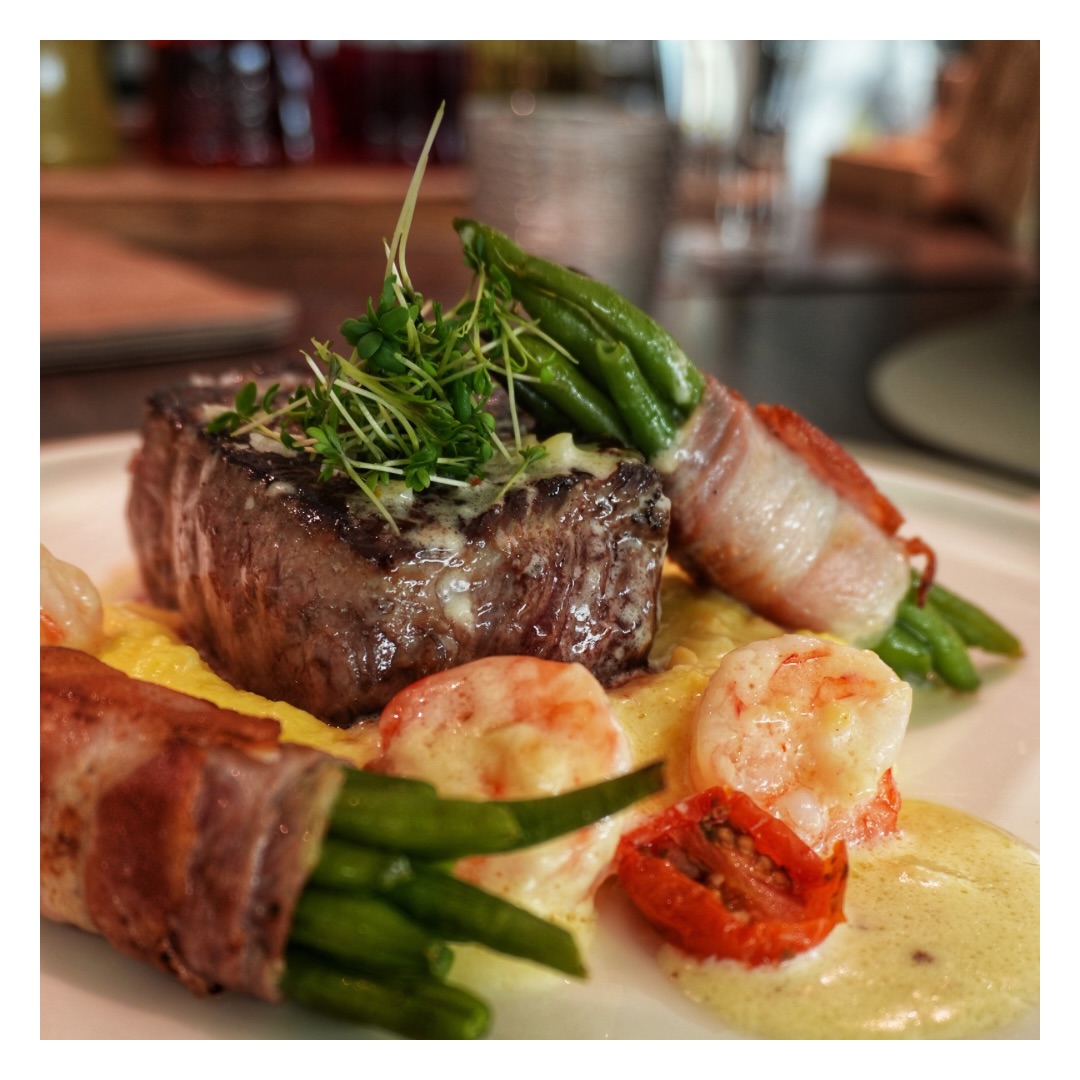 Unser gestriger Mittagstisch
Surf & Turf - Rumpsteak mit Black Tiger Garnelen
Kartoffelstampf / grüne Bohnen im Speckmantel / Sauce Bernaise
18,90€
Mittagsgerichte im PIER 6 - jede Woche wechselnd, immer frisch gekocht.
#pier6 #restaurant #angebot