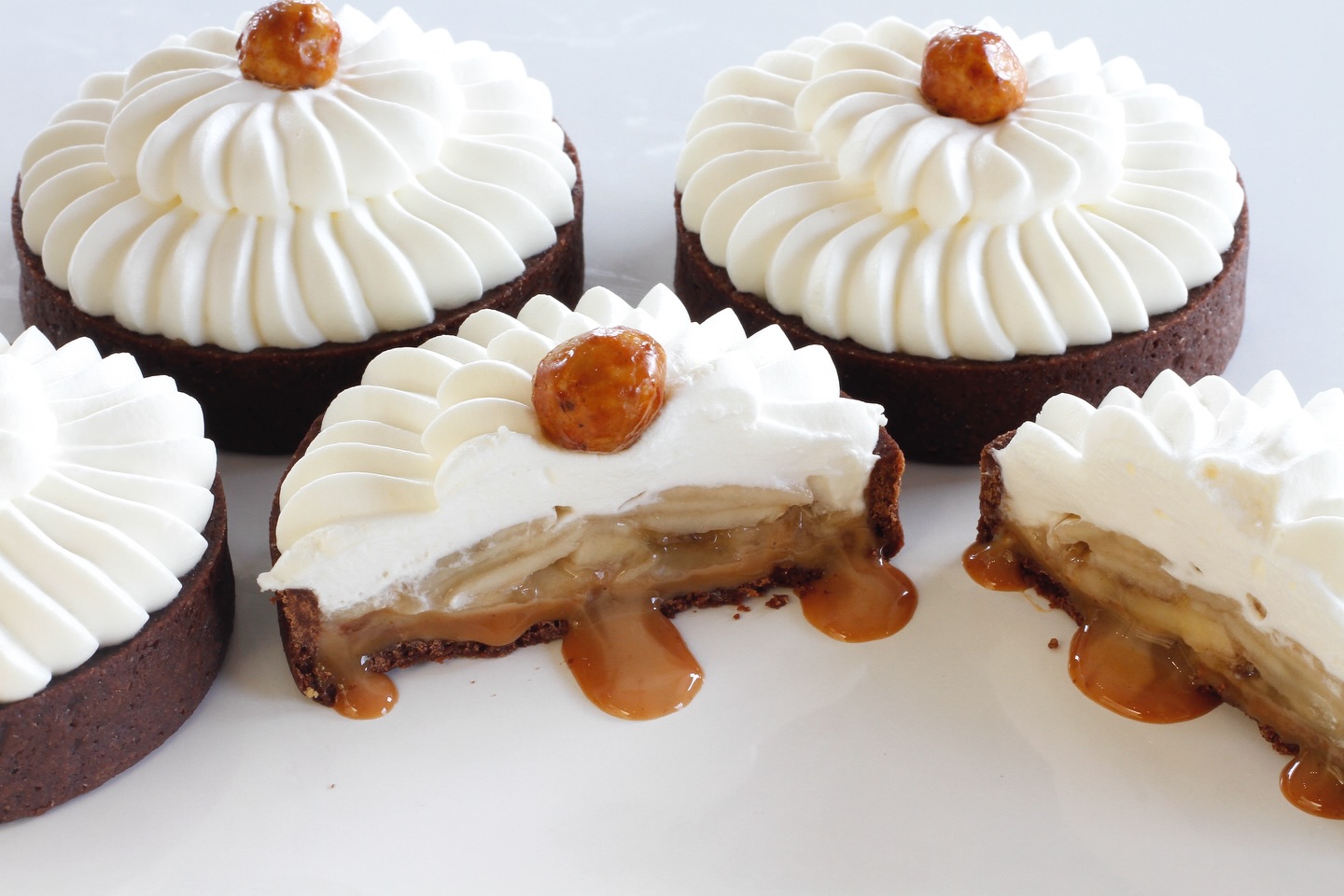 WEEK-END OFFEE chez Mi Cielo! (Samedi 28 février et dimanche 1er mars!)
Il y a des saveurs qui deviennent des évidences.
Chez Mi Cielo, le dulce de leche en est une.
Le papa de @chefdiegocervantes est argentin.
Le dulce de leche a toujours fait partie de sa vie, de son enfance, de son histoire.
Alors en 2016, quand nous avons ouvert la boutique, lui donner une place était naturel.
Notre Banoffee est né ainsi. Et il est devenu notre best-seller. L’avez-vous déjà goûté? 🤷🏻♀️
En 2019, @foudepatisserie a mis à l’honneur notre Banoffee en tant que révélation. 😘
Puis il a été sélectionné dans le livre d’Hélène Luzin @helene_luzin « 50 meilleurs gâteaux qu’il faut avoir goûtés une fois dans sa vie », aux côtés de Cédric Grolet, Pierre Hermé et Philippe Conticini. 💓
Ce week-end, nous le célébrons en format individuel:
🍌 Banoffee : dulce de leche Mi Cielo, banane fraîche, amandes, plaquettes de chocolat, fond de tarte cacao, chantilly légère et noisette caramélisée.
🍍 Piñoffee : ananas, caramel gingembre- galanga et chantilly menthe fraîche, fond de tarte croustillant.
🍐 Poire-offee : poires, vanille, éclats de chocolat, caramel beurre salé, fond de tarte croustillant.
Un week-end autour d’une signature.
Autour d’un goût qui fait partie de notre ADN.
Très Mi Cielo.
Disponibles en format individuel sans réservation directement en boutique UNIQUEMENT CE SAMEDI ET DIMANCHE.
Petit rappel: TOUS nos gâteaux en format à partager (4 personnes et plus) sont disponibles uniquement sur commande minimum 1 jour à l’avance. N’hésitez pas à passer la vôtre sur notre site: micielopatisserie.com
#patisserie #bordeaux #banoffee #laliste1000 #dulcedeleche