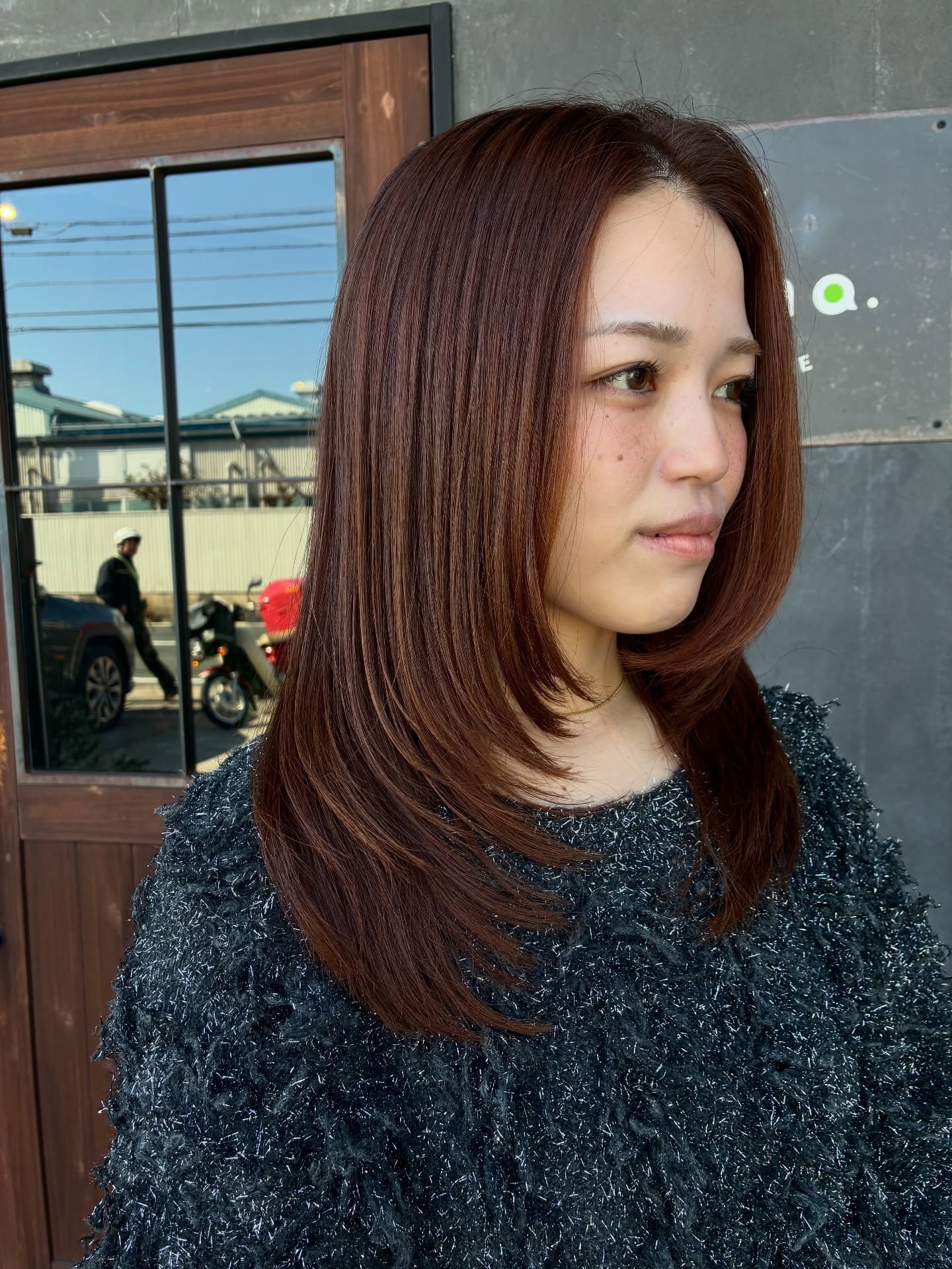 ロングレイヤー
重いだけのストレート、卒業しませんか?
✔︎ 朝まとまらない
✔︎ 巻かないと動きが出ない
✔︎ でも軽すぎるのは不安
そんな方にこそ試してほしい
大人のためのレイヤーカット。
表面にさりげなく動きを入れるだけで
✔︎ 乾かすだけで形になる
✔︎ ツヤが出る
✔︎ 横顔がキレイに見える
派手に変えなくても、印象はちゃんと変わります。
「今の長さは変えたくないけど、雰囲気は変えたい」
そんな方はぜひお任せください✂︎
3月はご予約が埋まりやすいので
早めのご連絡がおすすめです。
プロフィールのリンクからご予約いただけます📩
#浜松美容室nanabypique #浜松美容室 #浜松ロングヘア #浜松レイヤー #大人