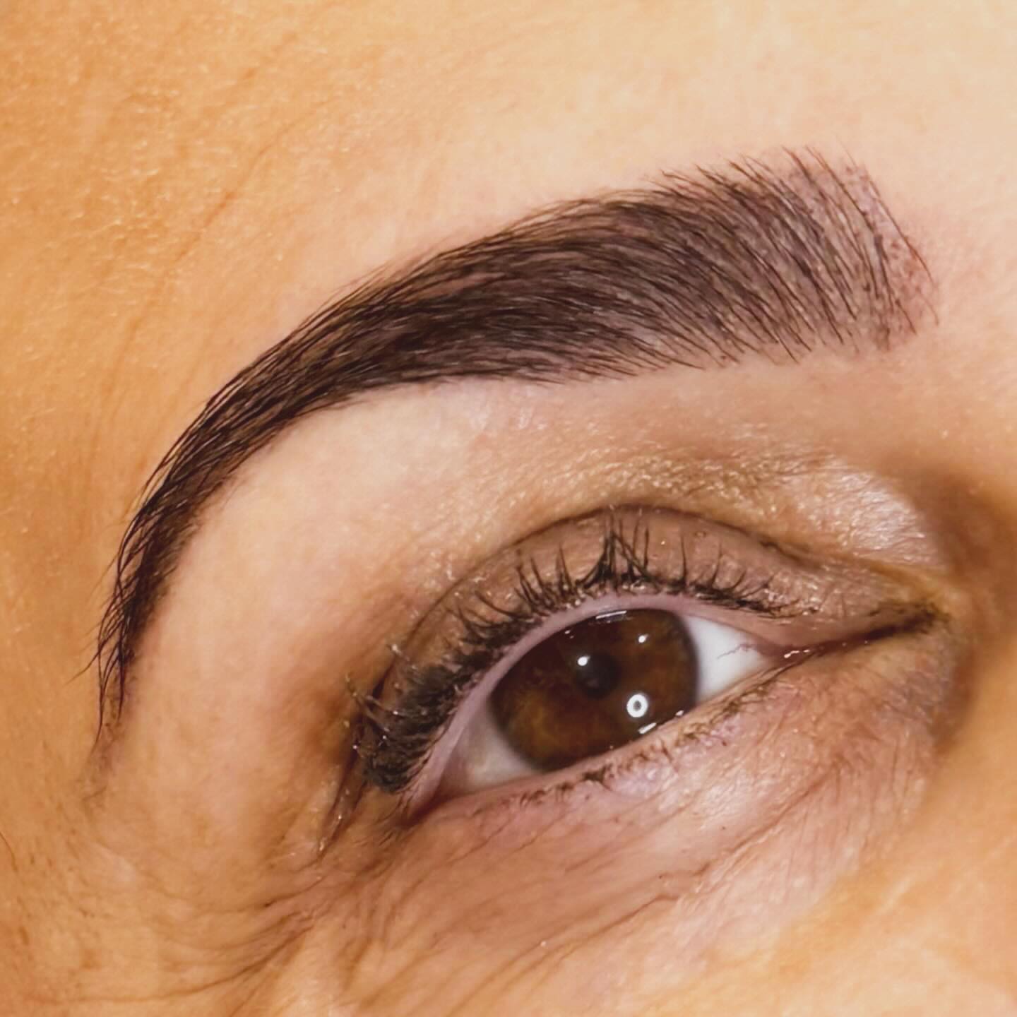 La henna de Cleopatra le dará un toque especial y único a tu rutina de belleza. Seguro que con esa combinación de la técnica de depilación con hilo y la henna, vas a lograr resultados espectaculares y La henna es como un toque mágico que realza la belleza natural y aporta un brillo cálido y sofisticado a la mira👀 Cleopatra #DepilaciónConHilo, #depilacionconhilo #TécnicaMilenaria, #CuidadoPersonal, #henna