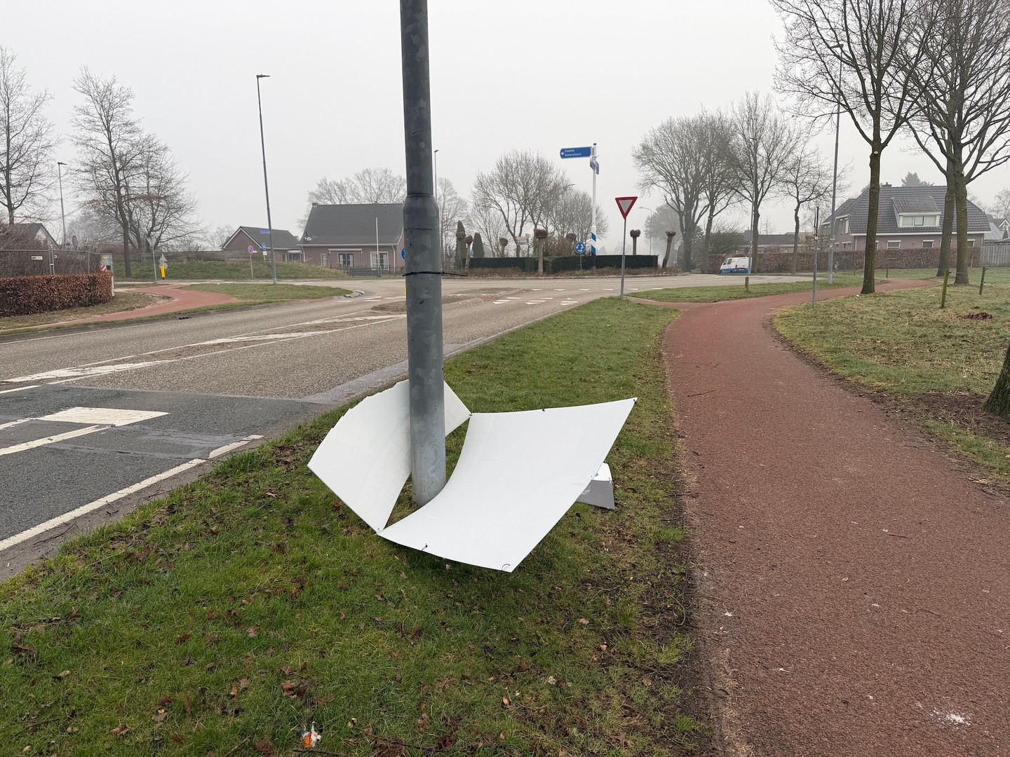 Verkiezingsborden verdwenen en vernield in Oldebroek. Van ons drie weg, borden van CVO onherstelbaar stukgemaakt. Frank van 't Ende: "Van andermans spullen blijf je af, ook als de boodschap je niet aanstaat." Wil je iets van je laten horen? Doe dat in gesprek. Of op 18 maart in het stemhokje! 🗳️