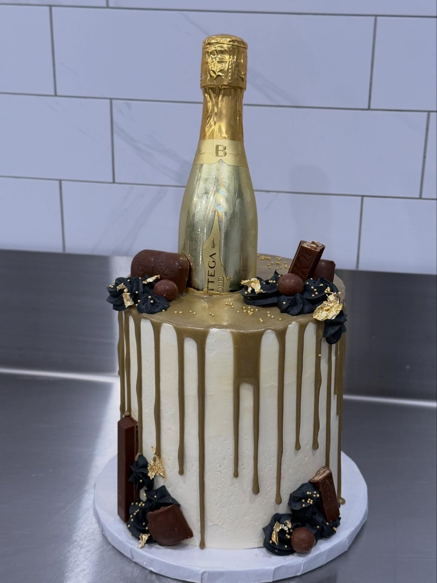 What better way to celebrate your champagne birthday than with a champagne bottle cake?! 🍾
Order your custom cake today through the link in bio 🥂
.
.
.
.
.
#customcake #champagnebirthday #juliassweettreats #nobleton #ganachedrip