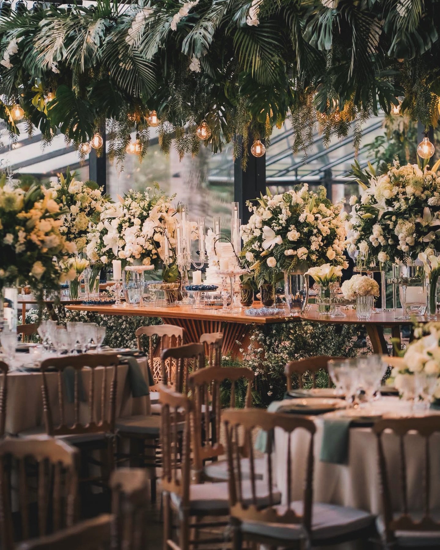 Decoração Fazenda Santa Bárbara | Sala de doces e festa
No projeto da Bruna e Júnior na Fazenda Santa Bárbara, a sala de doces e o espaço da festa foram pensados para unir elegância e natureza. Elementos aéreos com folhagens verdes e tecidos leves trouxeram movimento e um toque contemporâneo, enquanto a mesa de doces, com flores brancas e verdes, reforçou a sofisticação da paleta clássica.
Um projeto de decoração para casamento na Fazenda Santa Bárbara que valoriza o cenário natural, cria impacto visual e entrega um ambiente moderno, harmonioso e atemporal.
@bruzillig
@fazendasantabarbara
@luvalenteeventos
@infinitygastronomia
@casafestalocacoes
Fotos @bencarolnoel
@db2pro