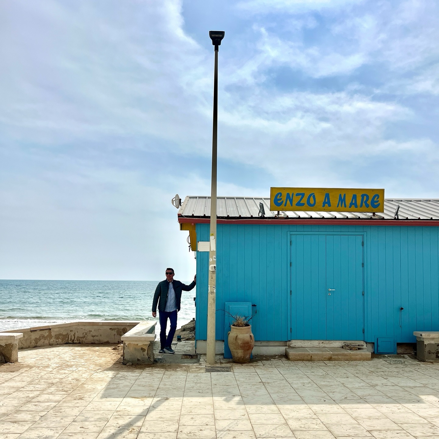 Adrett und pastellfarben begrüßt uns der kleine Fischerort Punta Secca an Siziliens Südostküste.
Der goldene Sandstrand, die kleinen Fischerhäuschen, der alte Wachturm und der stattliche Leuchtturm geben dem Ort sein charmantes Aussehen.
Besonders bekannt ist Punta Secca allerdings als Drehort der Serie „Commissario Montalbano“. Das weiße Haus des Kommissars, Marinella genannt, thront hübsch am Meer und einige 100 m weiter befindet sich das Restaurant „Enzo a Mare“, in dem der Commissario zu speisen pflegte.