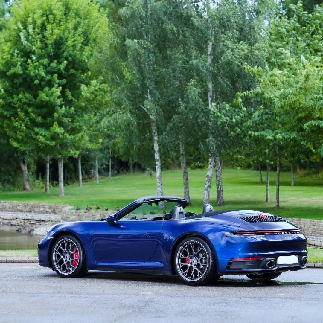 🔜 Porsche 9️⃣1️⃣1️⃣ 992 S Cabriolet 🔵 Bleu Gentiane 🔵 full options !
Disponible à la location (à la journée ou à la semaine) à partir du 10 février 2024 🗓️
Prix imbattables ! 💸
Restez connectés. 🤳🏻
#porsche911
#rentfastdrivesafe