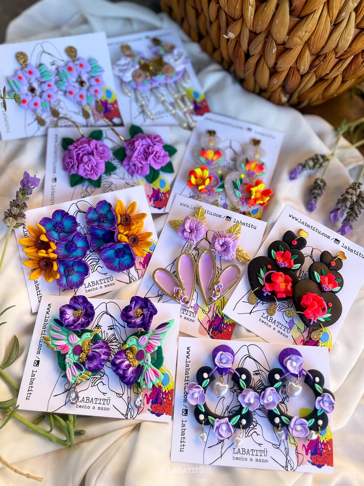 Ahora síiii 💜
Ya está arriba la colección 8M 2026.
Disfruto tanto hacer estos aros cada año. Cada diseño está hecho con muchísimo amor, pensando en nosotras, en lo que somos, en lo que hemos luchado y en todo lo que seguimos construyendo juntas.
Para mí el 8M es un día muy especial: salir a marchar, abrazarnos entre mujeres, sentir esa energía tan poderosa que nos recuerda que no estamos solas. Esa fuerza me llena el corazón y me acompaña todo el año.
Estos aros nacen desde ahí.
Para usarlos con orgullo, con fuerza, con historia. 💜
Ojalá encuentres en alguno de ellos algo de ti, de tu forma de ser, de tu manera única de estar en el mundo.
Que este 8M nos abracemos como somos, defendamos lo que somos y sigamos caminando juntas. ✨
#8M #DíaDeLaMujer #Labatitu #HechoAMano #MujeresQueCrean 💜