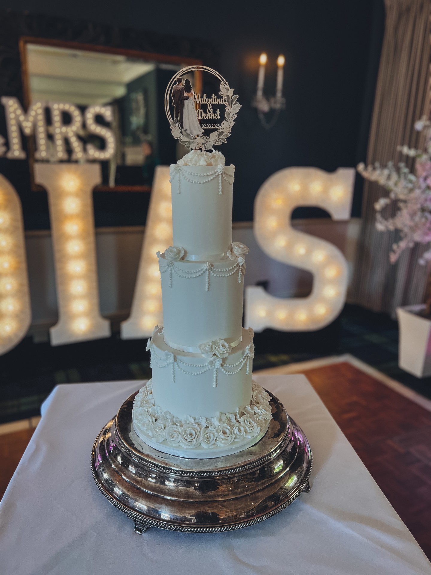 There is a reason an all white wedding cake never goes out of style. 🤍
Three tiers of smooth white fondant, finished with delicate draped pearl detailing and handcrafted sugar roses. Understated. Elegant. Endlessly timeless.
The soft florals at the base and crown create balance, while the piped garlands introduce a subtle nod to traditional craftsmanship. Nothing overdone. Nothing unnecessary.
Designed to sit beautifully within a classic venue setting, this style feels refined from every angle.
For couples drawn to tradition, romance and quiet sophistication, this is a silhouette that will always feel relevant.
Explore the wedding portfolio:
https://www.kimberlyjaynecakedesign.co.uk/portfolio
Enquire via the website to check availability 🤍
#LuxuryWeddingCake #ClassicWeddingCake #WhiteWeddingCake #ElegantWeddingDesign #TimelessWedding