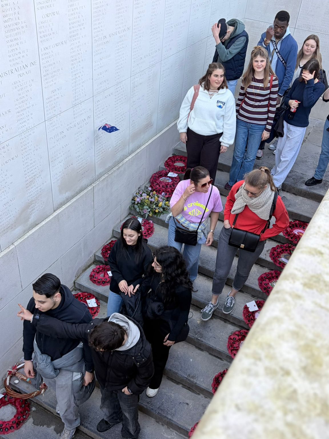 De leerlingen en leerkrachten van de kwalificatiefase en integratiefase hebben een heel leuke zonnige meerdaagse studiereis achter de rug. We sliepen in Ieper en genoten van al het moois dat de stad te bieden heeft. We bezochten het Passchendaele Museum, de Last Post, we kookten samen, we volgden workshops en deden een mooie wandeling op de Ieperse Vestingen. En dat allemaal onder de stralende zon. Bedankt leerlingen voor de fijne tweedaagse ☀️