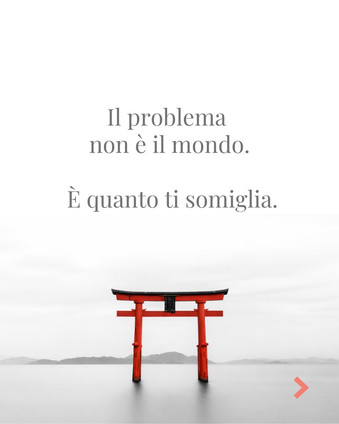 Viviamo un tempo in cui è facile parlare del mondo come se fosse qualcosa che accade fuori da noi. Commentiamo, giudichiamo, prendiamo posizione, ci indigniamo. È umano, e a volte anche necessario.
Eppure ogni tanto mi fermo e mi chiedo quanto di quel clima che vediamo là fuori viva anche nei nostri gesti più piccoli. Nel modo in cui rispondiamo quando qualcuno ci contraddice, nel bisogno di avere ragione, nella rapidità con cui trasformiamo una differenza in uno scontro.
La trasformazione interiore non riguarda soltanto ciò che proviamo quando siamo seduti a meditare o quando leggiamo parole che ci ispirano. Si vede nel modo in cui attraversiamo una conversazione difficile, nel modo in cui trattiamo chi la pensa diversamente da noi, nel modo in cui gestiamo il potere minuscolo che ognuno di noi ha nelle relazioni quotidiane.
Per questo mi torna spesso in mente un pensiero semplice e radicale: ogni relazione privata è un atto politico. Non nel senso dei partiti o delle ideologie, ma nel senso più profondo della parola polis, la città, il campo umano che costruiamo insieme.
Il mondo che abitiamo prende forma anche da lì.
E tu, quando guardi ciò che accade là fuori, cosa riconosci di tuo dentro quel movimento?