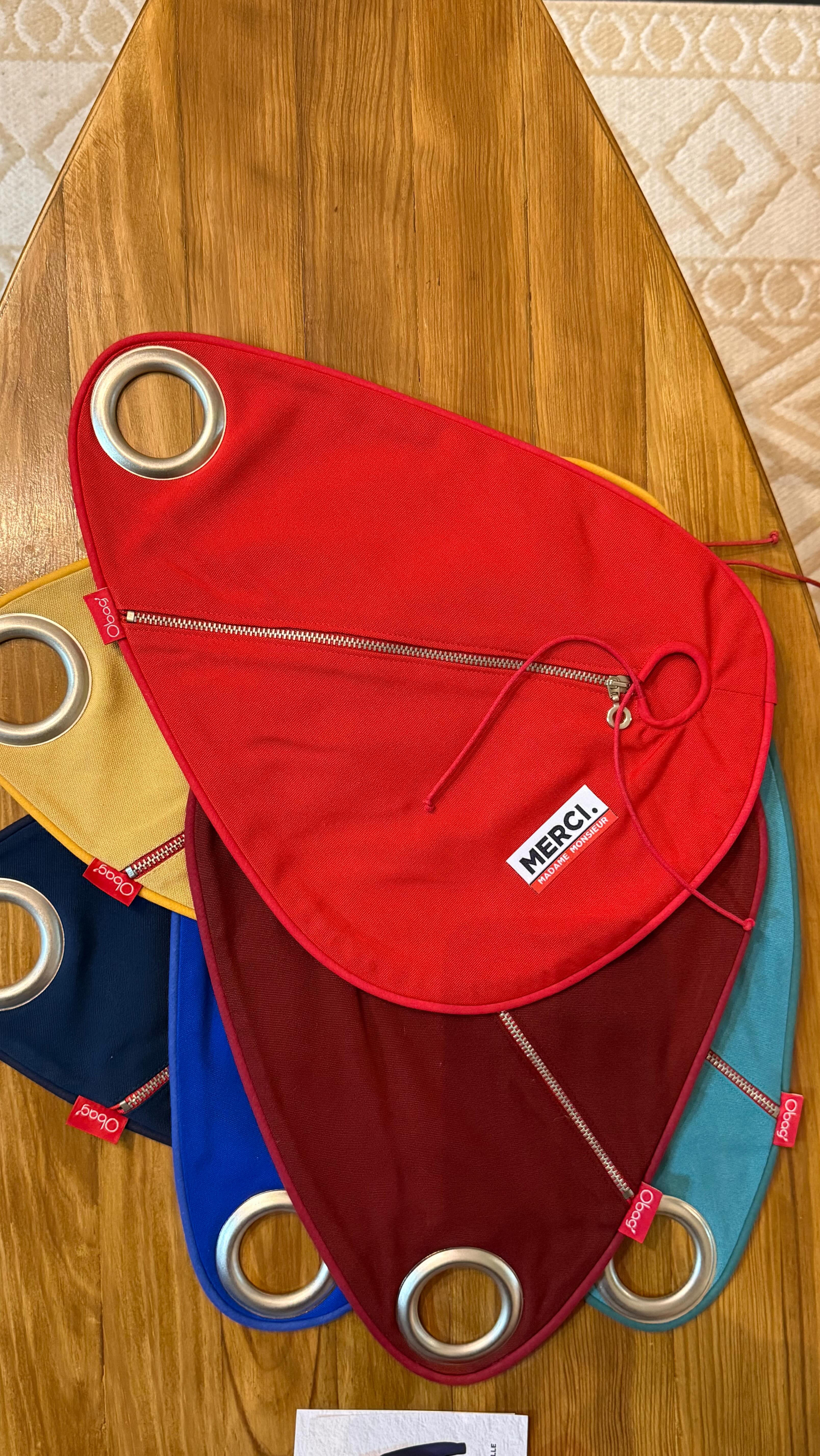 🍷 L’apéro change de style !
Les Obag’ débarquent chez Merci Madame Monsieur.
Un accessoire aussi pratique que stylé pour habiller vos cubi de vin et les emporter partout avec vous.
Apéro entre amis, pique-nique en famille, fête entre voisins ou barbecue improvisé…
Votre cubi devient facile à transporter et beaucoup plus élégant.
Disponible en plusieurs couleurs, l’Obag’ transforme simplement votre cubi en gourde nomade.
✔ Fermeture zip métal certifiée Oeko-Tex Standard 100
✔ Œillet en métal nickel satiné
✔ Étiquette tissée
✔ Cordon en coton ciré
Une invention française récompensée au Concours Lépine de la Foire de Paris par l’Association des Inventeurs et Fabricants Français.
🍷 Le cubi n’a jamais été aussi chic.
Disponible dès maintenant chez Merci Madame Monsieur.
#obag #mmm #mercimadamemonsieur #cubi #wine