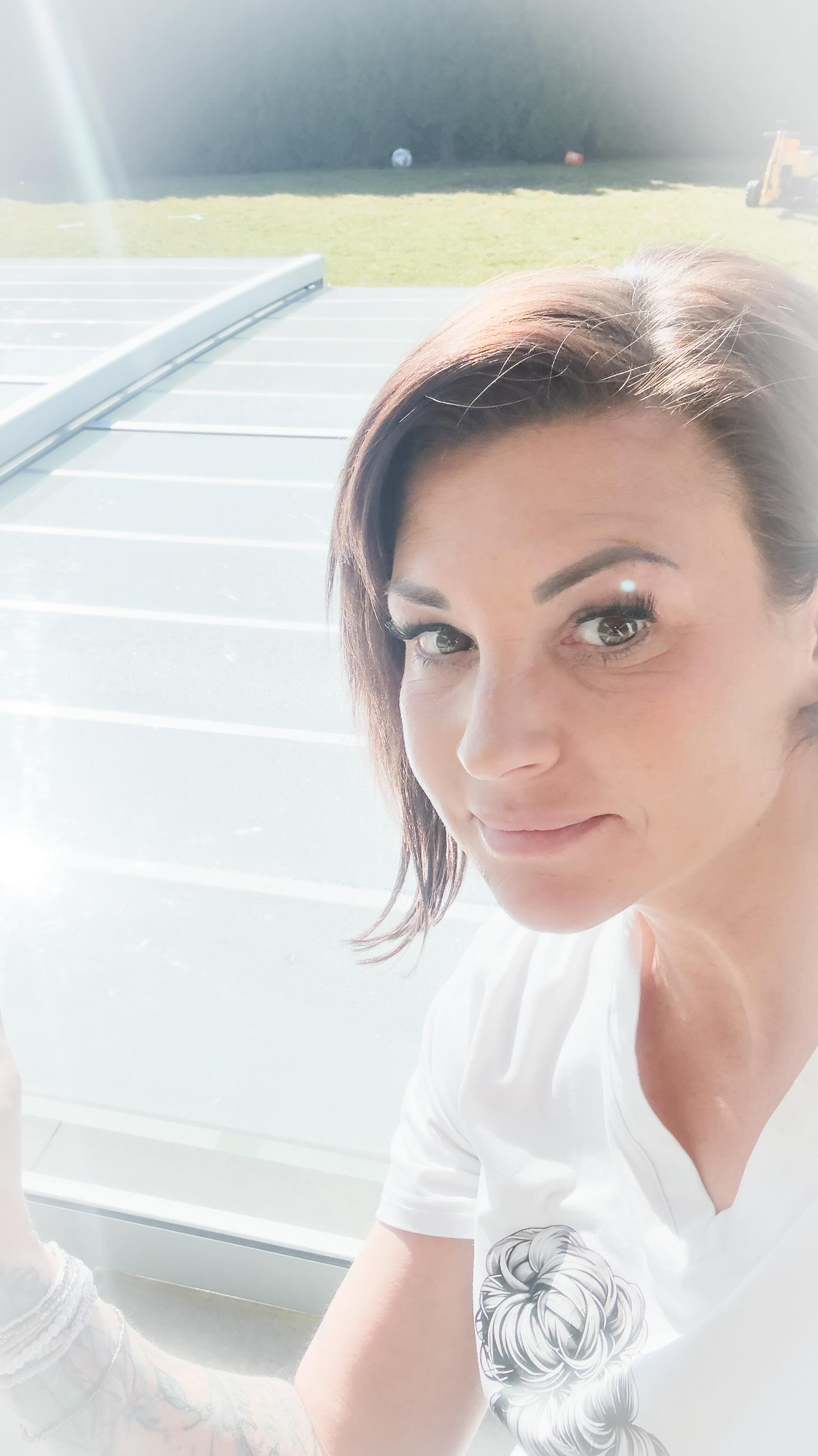 4. März.
☀️ Sonne scheint
⚡ PV-Anlage produziert Strom wie verrückt
👕 Ich laufe kurzärmlig herum
Und ich so:
„Perfekt! Heute putze ich das Pool und lasse es ein!“ 🏊♀️
Mein Mann:
„Es ist MÄRZ.“
Ich:
„Ja und?“
Er:
„Das macht man im März nicht.“
Ich:
„Die Sonne scheint, der Strom ist gratis, ich habe Motivation –
das ist ein Naturereignis, das muss man nutzen.“
Aber nein.
Ich darf nicht.
Angeblich „zu früh“.
Ich sag’s euch:
Manche Männer haben einfach keine Vision. 😂
Wer ist bei mir?
👉 Team Pool im März
oder
👉 Team mein Mann hat leider recht
Schreibt’s in die Kommentare ⬇️
#resigefährlichehrlich
#mamaalltag
#ehealltag
#familienleben
#realmomlife
poollife
frühlingkommt
eheleben