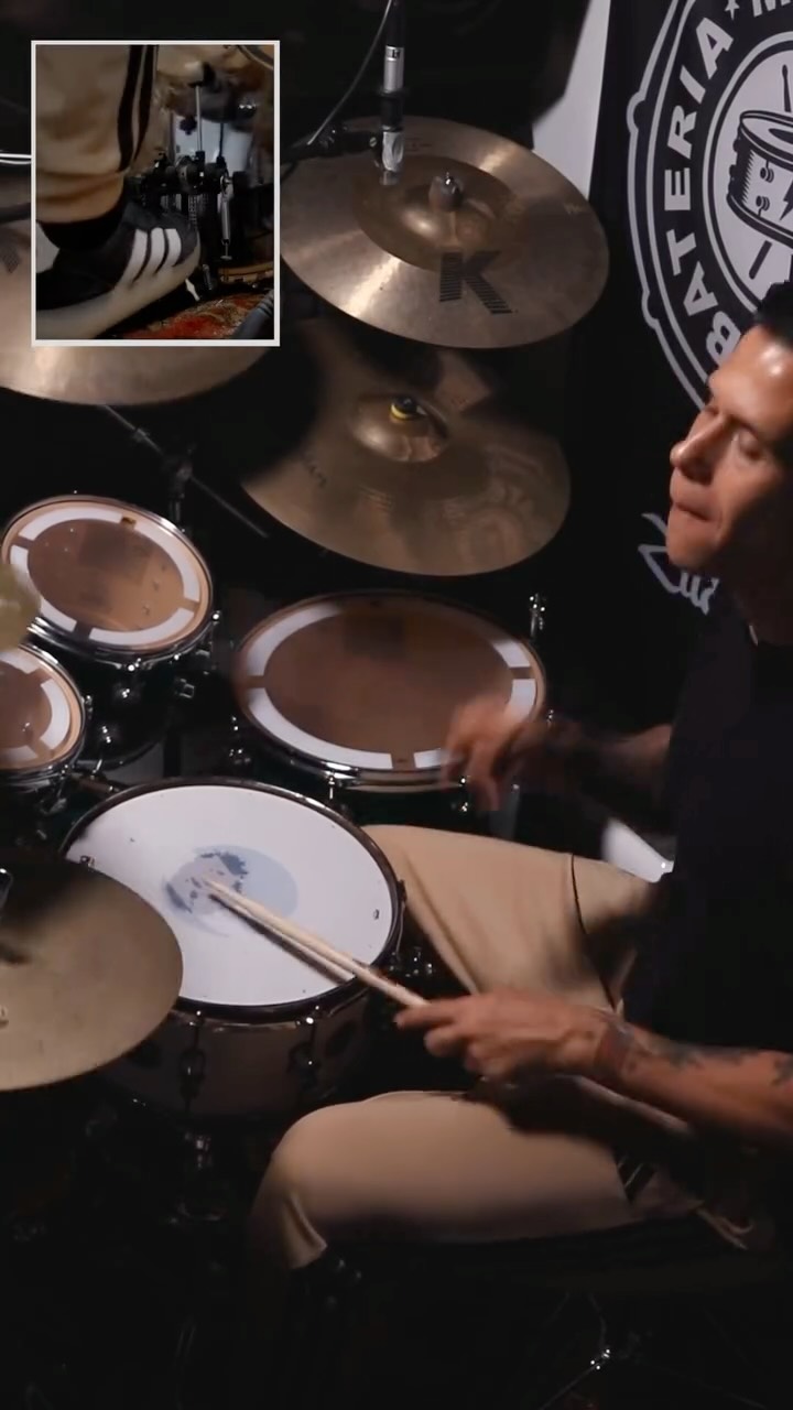 🎁🥁Te regalo este patrón lineal muy poderoso y muy útil para tu arsenal. Intenta variar tus fills, incorpora el el bombo y verás la diferencia.
🔐: KK LR K RL RL K RL K RL K RL K+R (kick+crash)
#drumlife #drums #drummerworld #drumstagram #baterista #drummer #drummerlife #zildjianfamily #drum #drumlessons #drumlessons #drumteacher #drumfills #drumsolo #drumchops #drumcorpsinternational #drummersofinstagram #drummerdotcom #drumcode #bateristas #bateristaslatinos