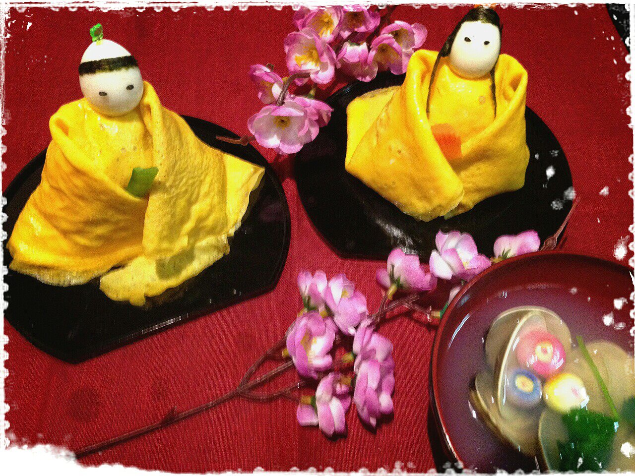 🎎
花が舞ったみたいな春をかんじる。
ひな祭りの飾り寿司。
可愛いだけでなく、実はけっこう本気の逸品。
見るだけで気持ちがほどける、
そんなこの子たちの中に入っているのは
ちらし寿司とか五目寿司って言われるあの美味しいやつ♪
見えないところに詰まる愛ってやつですよ♪
ちらし寿司を「さつますもじ」
鹿児島ではそう呼ぶ。可愛い名前。
しかもこの「すもじ」って、もともと平安時代の宮中で用いられた女房言葉なんだって。
なんか、呼び名からしてもう、春のごちそう感がある。
家によって具は多少違うのかもしれない。
けどだいたい、干し椎茸とか、ごぼう、にんじん、たけのこ、さつま揚げ、かまぼこみたいに、うちの家は鶏肉がはいってる。そんなかんじで身近なものを細かくして混ぜ込む。
この「混ぜ込む」っていうのが、私、好きなんだよね。
灰持酒って甘いみりんみたいなお酒を手に振って混ぜ込むのが本格的だけどなくても美味しい。
子供はない方が食べやすいんじゃないかな?
春の入口に、香りでふわっとほどける感じは、それはそれでやっぱり良いよね♪
派手じゃないのに、ちゃんとお祝いで、ちゃんと養生。
春って、肝(かん)がゆれやすい季節でしょう?
気が上にのぼって、焦ったり、イライラしたり、眠りが浅くなったり。
そこで肝にうれしいのが、ほどよい酸味。
酢飯とかばっちりやん♪
他の食事を作るにしても
酸っぱいのって、効かせすぎると逆にキュッと締まりすぎるから、「ちょい足し」がいい。
レモン数滴とか、酢の物を小鉢でとか、梅干しをひとつとか。
「酸っぱ!」じゃなくて、体が喜ぶ量。
そして、ひな祭りの汁物といえば
はまぐりのお吸い物。
はまぐりって縁起もので有名だけど、私は栄養の感じも含めて好き。
二日酔いには永遠の味方。
貝って、実に頼もしい。
鉄、タウリン、ビタミンB12。
春のゆらぎの時期に、こういうのを汁物でやさしく入れるって、かなり王道だと思う。
温かい出汁が入るだけで、まず落ち着くし、上がった気が少し下りてくる。
「さつますもじ」で春を混ぜ込んで、
ほどよい酸味で肝を整えて、
はまぐりお吸い物の温かさで気を落ち着かせる。
ひな祭りって、やっぱりただかわいい行事じゃない。
春の入口を、無事に渡るための祈りの儀式だよなぁ。
まあ、こんな豆知識みたいなことは、今の時代ネットを検索すればいくらでも出てくるから皆も調べてみて!
皆の地域ならではの、春の食事とか面白い呼び方ってあると思うんだけど、良かったら教えてほしい!!
でも大切なのは、「知る」こともだけど
これをちゃんと実践して自分のものにしていくことだと思うんだよね。
一回やって終わりじゃなくて、毎日ちょっとずつ。
おうちの味にしていく。
そんな小さなきっかけになれたら嬉しいです。
私が食の養生に興味を持ったのは、2011年から12年にかけて通っていた赤堀料理学園で、フードコーディネーターの資格を取った時のこと。
鬱から回復していく途中で、私は「これから何をしたいんだろう」って考えるようになった時。
まずは、やりたいことを見つけたかった。
料理は、もともと好きだった
だからふと思ったんだよね。
「好きなことを仕事にするって、どんな感じなんだろう」って。
それがきっかけで学び始めて、
仕事にもしてたけどいろいろあって今に至る。
今でも料理は、時々仕事にしている。
でも時々くらいが、今の私にはちょうどいいみたい。
座学が私はとっても好き。
知るのは楽しい。
でも座ってるだけだと、記憶って残らないんだよね。
結局、体を動かして、手を動かして、
火を入れて、香りを嗅いで、味を見て、
暮らしの中で何度も繰り返して、やっと自分のものになる。
やってたことを忘れてるくらいが、いいのかも。
瞑想やセルフケアも同じ。
知識を集めるより先に、今日の台所でひとつ試してみる。
それを、わたしの味にしていく。
飾りひな寿司が、たまたまザビエルみたいな雰囲気になってて一枚目は気に入ってる(笑)鹿児島に帰ってきてすぐの時かな?
2枚目は14年前に最初に学校でつくったもの。
ほんで3枚目は、なんか必死こいて料理を仕事にしようとしていて、迷走中で余裕などなかった時の写真。
この写真をみると
かっこつけてた自分も、まぁ良いじゃないのよこれはこれで
チャーハンみたいでっ!
て愛おしいわ (笑)
今年もまた、かっこつけてる自分も、ちゃんと混ぜて
ちゃんと香らせて
ちゃんと春に入っていこうと思う。
明日3月3日のお昼に作ったら、夜ご飯に余裕で間に合う! すし酢は作り置きしておくと、色んなアレンジが利くよ。
ネットにはのっていない。
私のオリジナルの蝶々の形の卵焼きとか、その他レシピもよかったらゲットしてね♪
一緒に作りたい人はDMお待ちしてます♪
#鹿児島お料理教室
#ひな祭り
#好きを仕事に