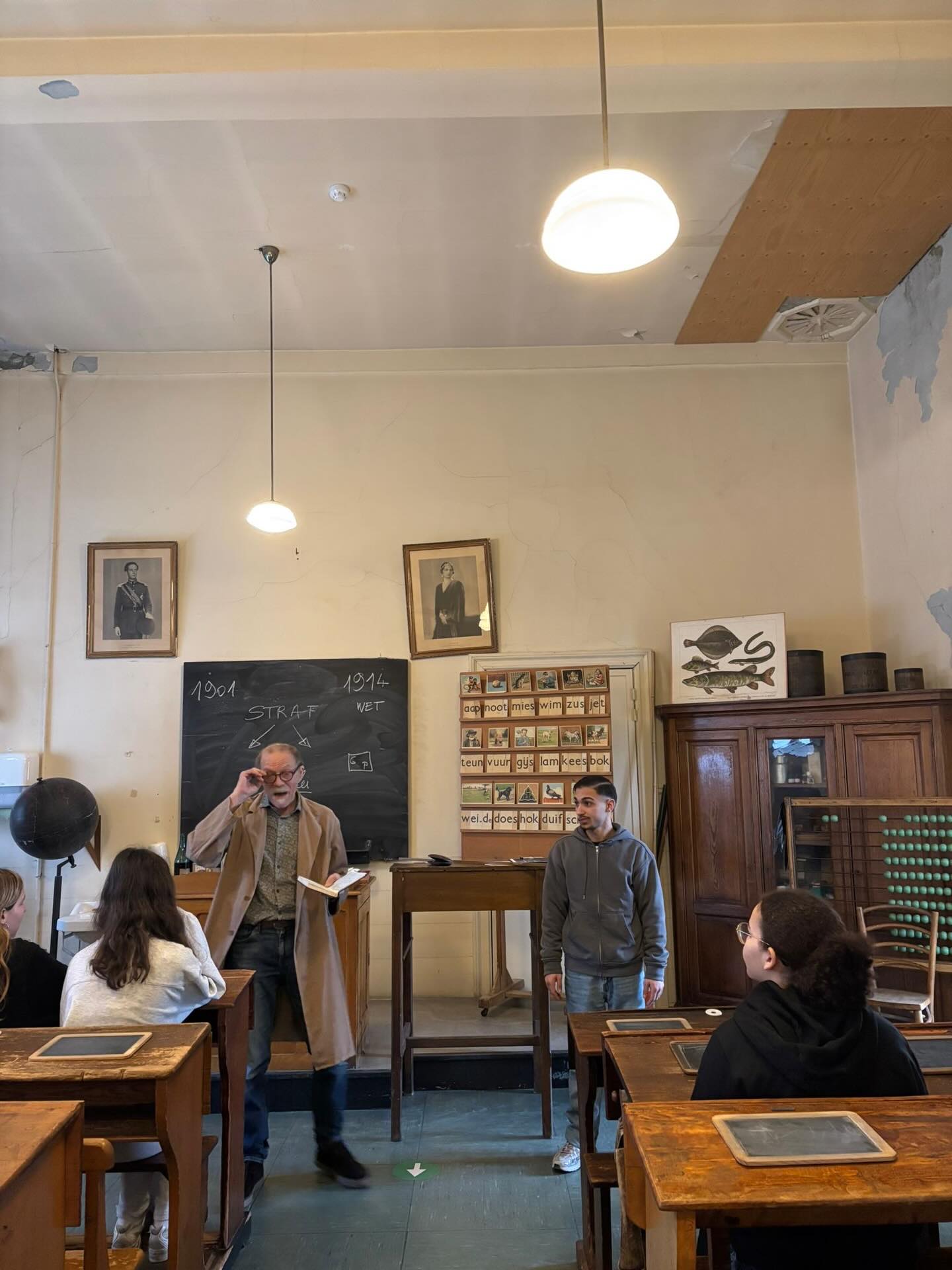 Tijdens het thema kinderrechten ging de klas 3LO op bezoek naar “de school van toen”. Daar ontdekten ze hoe het onderwijs er toen aan toeging.
Daarnaast kregen ze in Gent een boeiende rondleiding van een gids, die hen meer vertelde over de verschillende kinderrechten en wat die vandaag betekenen. Het werd een leerrijke en zonnige wandeling door de stad. 🤓☀️