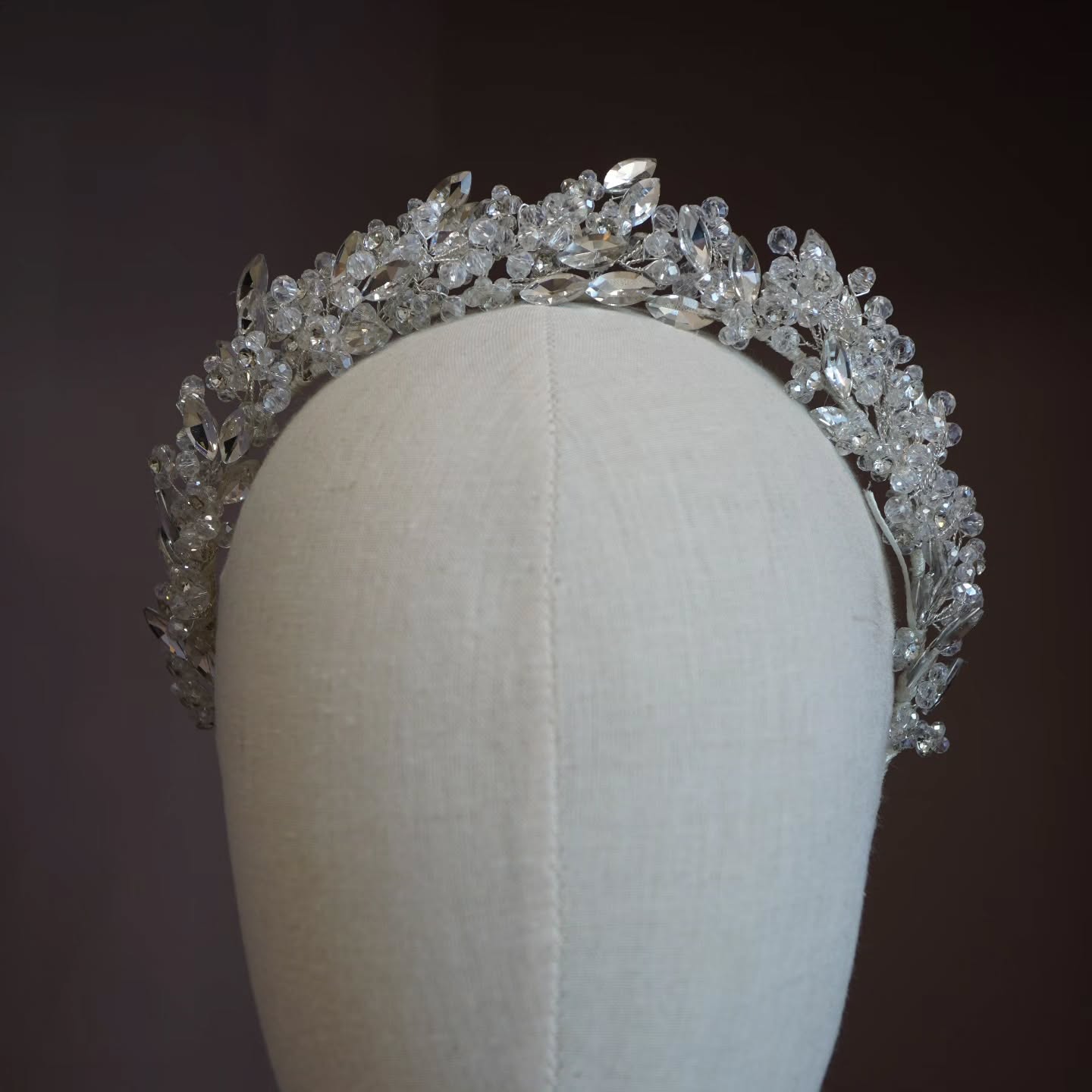 Para una novia que busca brillo sin exagerar, esta pieza es ideal. Sus detalles en cristal elevarán tu look sin competir con tu vestido.
Recuerda que tu tocado debe complementar, si quieres que te ayudemos a elegir, visita nuestro showroom, o envía un DM para asesoría!.
#handmade #hairpiece #tocadosnovia #weddinghairpiece #bridetobe