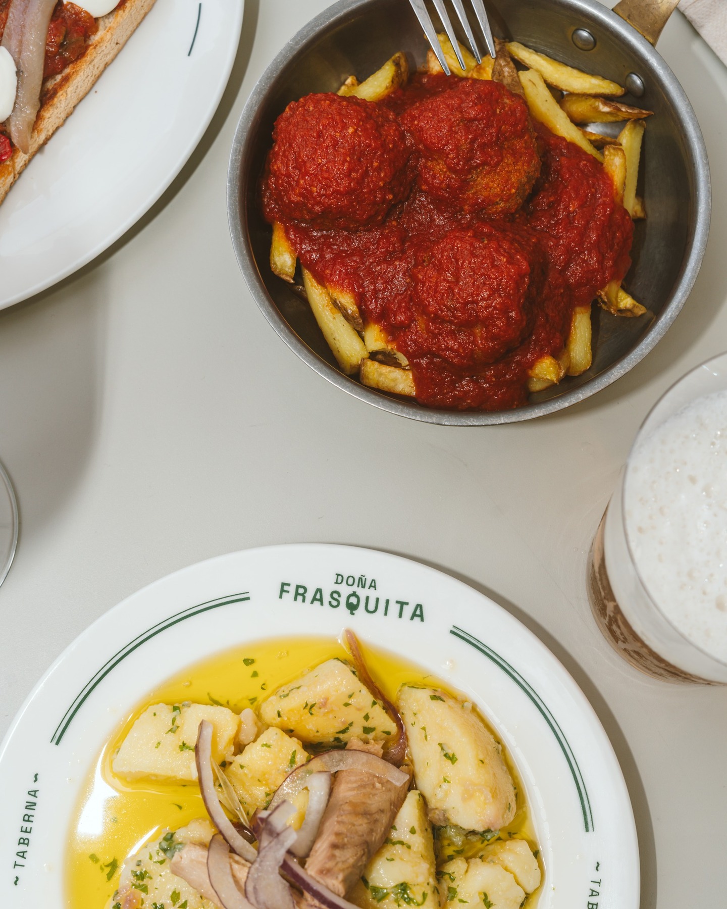 𝐋𝐚𝐬 𝐫𝐞𝐬𝐞ñ𝐚𝐬 𝐪𝐮𝐞 𝐢𝐦𝐩𝐨𝐫𝐭𝐚𝐧 😉 No dejarse ni las migas en el plato es nuestra manera de valorar día tras día que nuestra cocina os encanta.
¿Soléis rebañar hasta la última gota de nuestros platos? Si no es así, os lo recomendamos.
-
#taberna #sanfernando #doñafrasquita #cocina