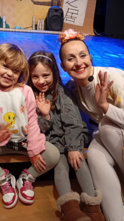 ✨ Fa uns dies vaig tenir la sort de poder ACTUAR a la meva ciutat natal, la ciutat que em va veure néixer, créixer, ballar i formar-me ❤️
A l'espai escènic Casal del Carrer del Bonaire vaig reunir amics i família per fer el que més m'agrada: BALLAR I EXPLICAR CONTES als infants amb l'espectacle KAMISHIBAI CONTES PER LA IGUALTAT 📖💃
Gràcies Biel i Lourdes de @binixiflat per brindar-me aquesta bonica oportunitat 🙏✨ Vaig gaudir molt!
I pels que us ho vau perdre… 🎭
Veniu el proper 15 de març a les 18h al TEATRE MONUMENTAL, que estarem allà amb L'ANEGUET LLEIG, organitzat per @xarxamataro 🐥
ENS VEIEM AL TEATRE! 🎉🌟
#ball #contes #igualtat #teatreinfantil #kamishibai artperaprenentatge família emoció teatre