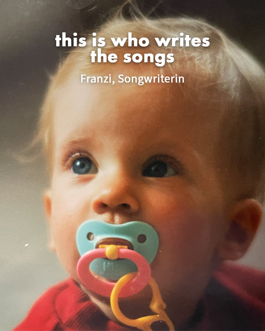 Manchmal vergesse ich, für wen ich das alles eigentlich mache. Fand es schon sehr emotional, die Fotos rauszusuchen und den Text hinzuzufügen. Zu oft vergessen wir, dass wir mal alle Kinder mit Träumen und Wünschen waren 🫶🏼
Die Vergangenheits-Franzi würde es nicht glauben können, dass ich seit Jahren eigene Musik schreibe und veröffentliche. 🤍
Danke @marlimuse für die Inspo ✨
#indipendentartist #musikerin