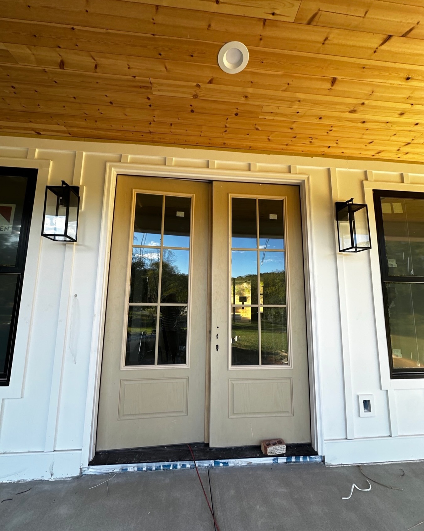 Porch sitting weather is right around the corner. Ready for stain on this beautiful tongue and groove ceiling. 🌸
#jontotherowconstruction
#customhomebuilder
#customhome
#frontporch