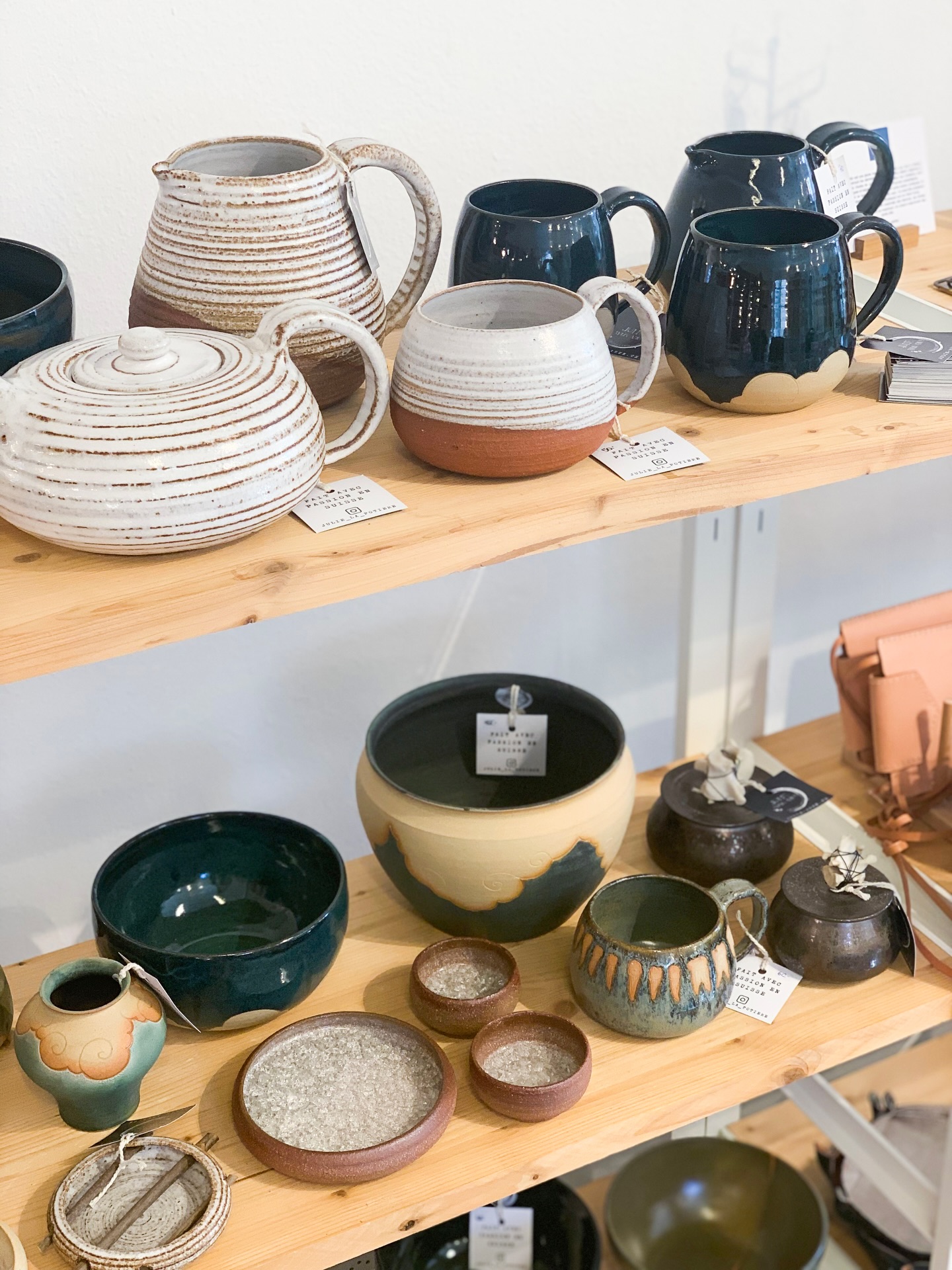 Des objets du quotidien qui ont une âme 🌿
Dans ses céramiques, @julie_la_potiere fait dialoguer simplicité, nature et sens du détail. Sensible aux trésors discrets qui nous entourent, elle façonne des pièces pensées pour être utilisées chaque jour, tout en apportant chaleur et personnalité à nos intérieurs.
Des céramiques pratiques et poétiques, à découvrir sans attendre à la boutique!