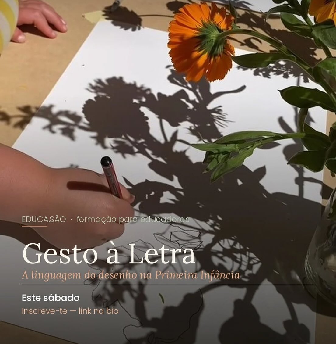 Há algo que a maioria das educadoras nunca aprendeu a fazer.
Ler um desenho.
Não interpretar. Não avaliar.
Ler: com estrutura, com base no desenvolvimento.
Quando uma criança de 4 anos desenha o mesmo círculo vezes sem conta, isso não é distração.
Quando evita desenhar mãos, não é falta de habilidade.
Quando ocupa só um cantinho da folha, não é timidez.
São indicadores. São linguagem.
E quando sabes lê-los, passas de reagir a intervir com intenção.
É exatamente isso que trabalhamos no Gesto à Letra — workshop sobre a linguagem do desenho na primeira infância, desenvolvimento infantil e observação pedagógica.
Começamos este sábado. Restam as últimas vagas.
Guarda este post se trabalhas com crianças dos 0 aos 7 anos — vais querer reler.
🔗 Link na bio para te inscreveres.
👉Diz-nos nos comentários: já reparaste nestes sinais nos desenhos das tuas crianças?
Com carinho, Sara & Felipa💛