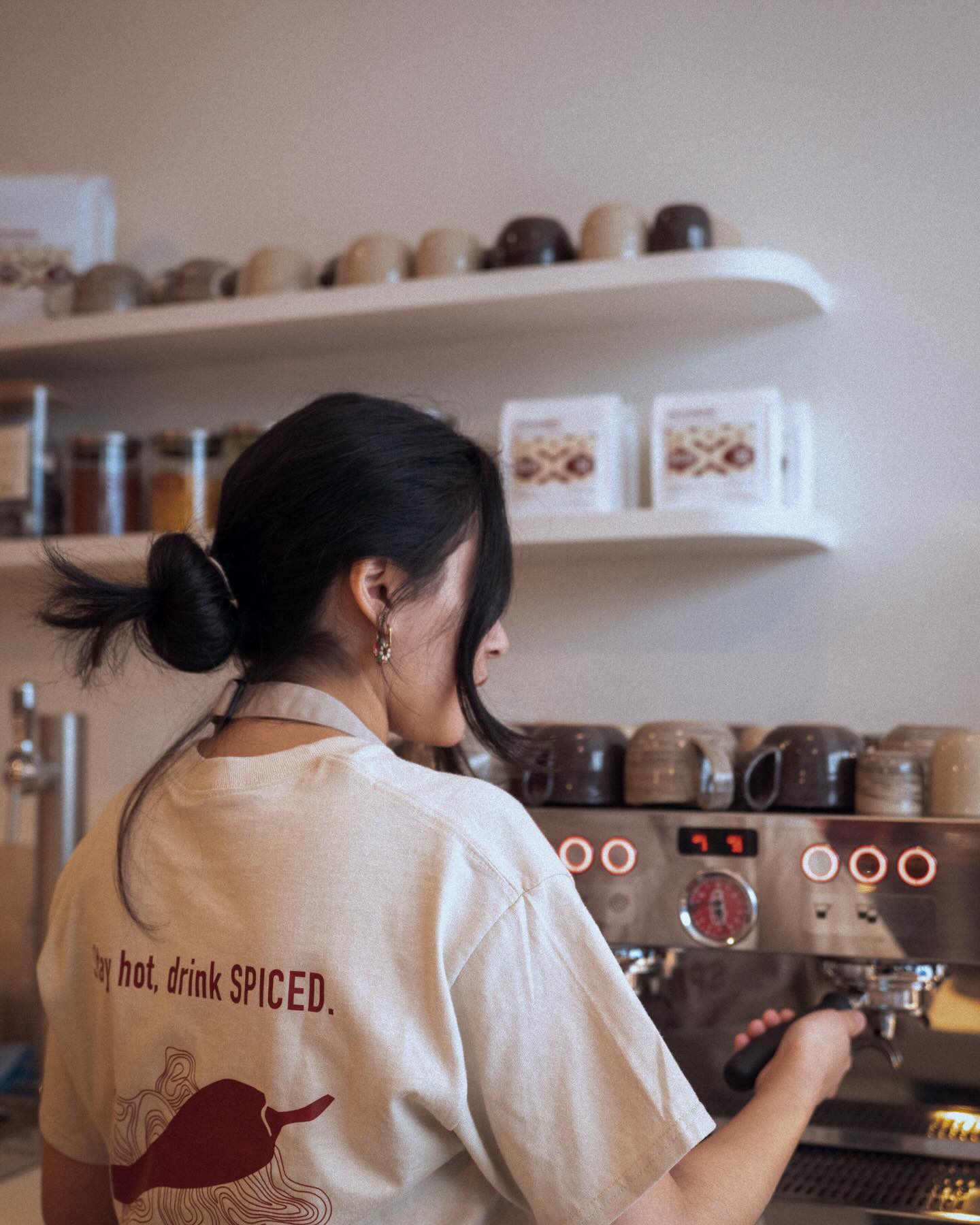 SPICED x MOJO COFFEE club
Entre Estelle, fondatrice, et MOJO, ça a été une évidence. Un projet solide, original, visuellement fort, avec l’envie de faire quelque chose de bon et d’un peu différent. Ça a donné :
>un coffee shop à l’identité affirmée
>une carte maîtrisée autour du café et des épices
>des boissons signatures préparées sur @lamarzocco Linea PB
> @merci.mandy aux commandes du sucré
>une collab café qu’on adore
Après quelques mois, SPICED c’est déjà une adresse de référence du 9ème arrondissement. On est ravis de ce joyeux démarrage pour l’équipe, à qui l’on souhaite une longue vie de lattes bien épicés 💛