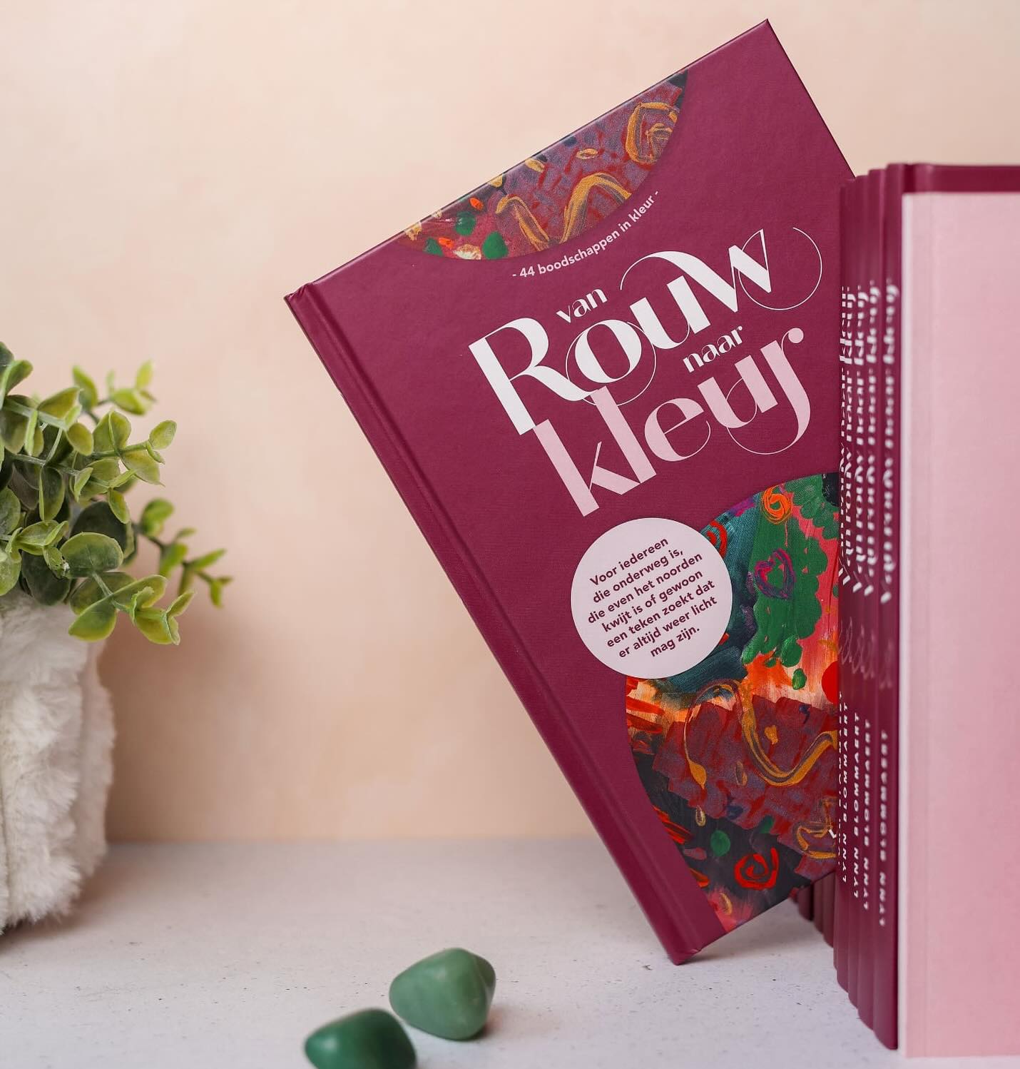 Vandaag is het zover.
Van Rouw naar Kleur is officieel gelanceerd🎉🎉
Wat begon als schilderen om te verwerken, werden ook woorden. En die woorden werden per ongeluk een boek!
Dit is geen triestig boek.
Het is een compagnon de route.
Het bestaat uit:
– drie persoonlijke rouwprocessen
– 44 schilderijen met intuïtieve boodschappen
– een boek dat je niet lineair leest maar opent wanneer je nood hebt aan richting of erkenning.
Link in bioooooo🌈
📸 @tinedelanghe @pixlyshop @digitaltalesbe
#energetischetherapie
#rouwtherapie
#rouwverwerking