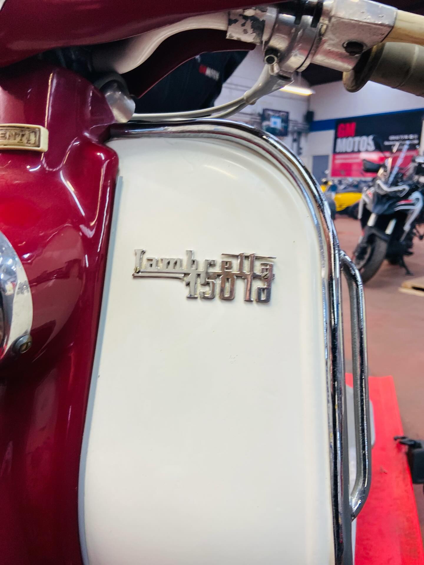💥Oude liefde, nieuw leven 💥
Vandaag zijn we druk bezig aan een klassieke Lambretta, om haar weer helemaal in topvorm te krijgen.
Van piepende veren tot een motor die weer gaat zingen.
Elk onderdeel krijgt liefdevol onderhoud.
Het is niet zomaar sleutelen, het is een stukje geschiedenis in ere herstellen.
Rijden op een opgeknapte Lambretta is pure magie op twee wielen. ♥️
#lambretta #classic #love #viral #fyp