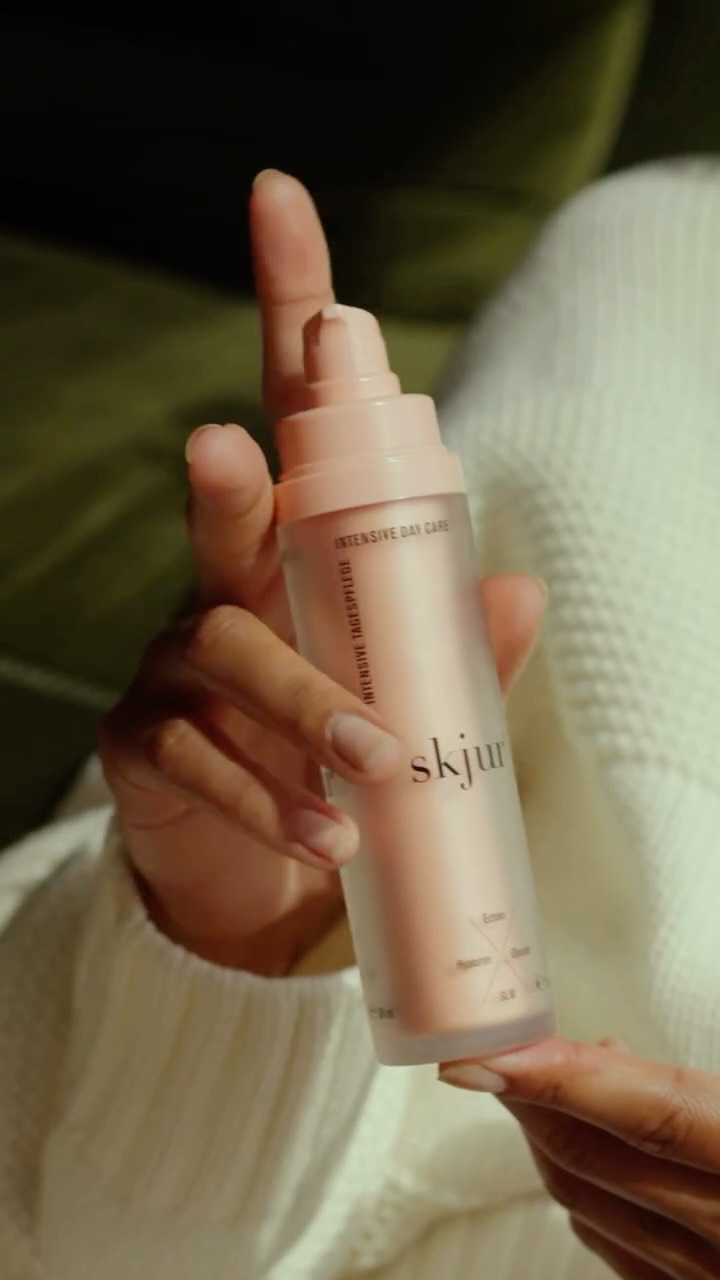 Wusstest du, dass Umwelteinflüsse deine Haut täglich stressen auch wenn du es gar nicht merkst?🍃
Feinstaub, UV Strahlen, trockene Heizungsluft und Temperaturwechsel können deine Hautbarriere schwächen.
Die skjur® Tagescreme ist dein neues Daily Must Have.
• Sie spendet intensive Feuchtigkeit
• Sie stärkt die natürliche Schutzbarriere
• Sie schützt vor schädlichen Umwelteinflüssen
• Sie zieht super leicht ein ohne zu fetten
Jetzt shoppen auf www.skjur.shop
Und erhältlich in Apotheken in ganz Österreich
#skjur #skjurshop #skjurösterreich #tagescreme #gesichtspflege