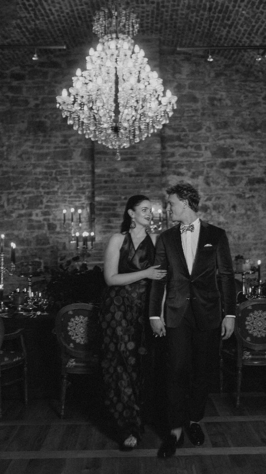 Gestern durften wir uns im Schloss Bensberg mit wunderbaren Kolleginnen und Kollegen treffen, um "Your Castle for a Day" vorzubereiten.
Neben einem inspirierenden Austausch und ganz viel Vorfreude auf das Event stand vor allem eines im Mittelpunkt: Euch am 29.03. die Möglichkeit zu geben, das Schloss mit all seinen Räumlichkeiten ganz in Ruhe von innen kennenzulernen.
Säle, Details, Atmosphäre, einfach erleben, wie sich eine Hochzeit hier anfühlen kann. Dazu trefft ihr ausgewählte Dienstleister aus der Region und könnt euch ganz unverbindlich inspirieren lassen.
Hier bekommt ihr schon einmal einen kleinen Einblick in unser gestriges Treffen.