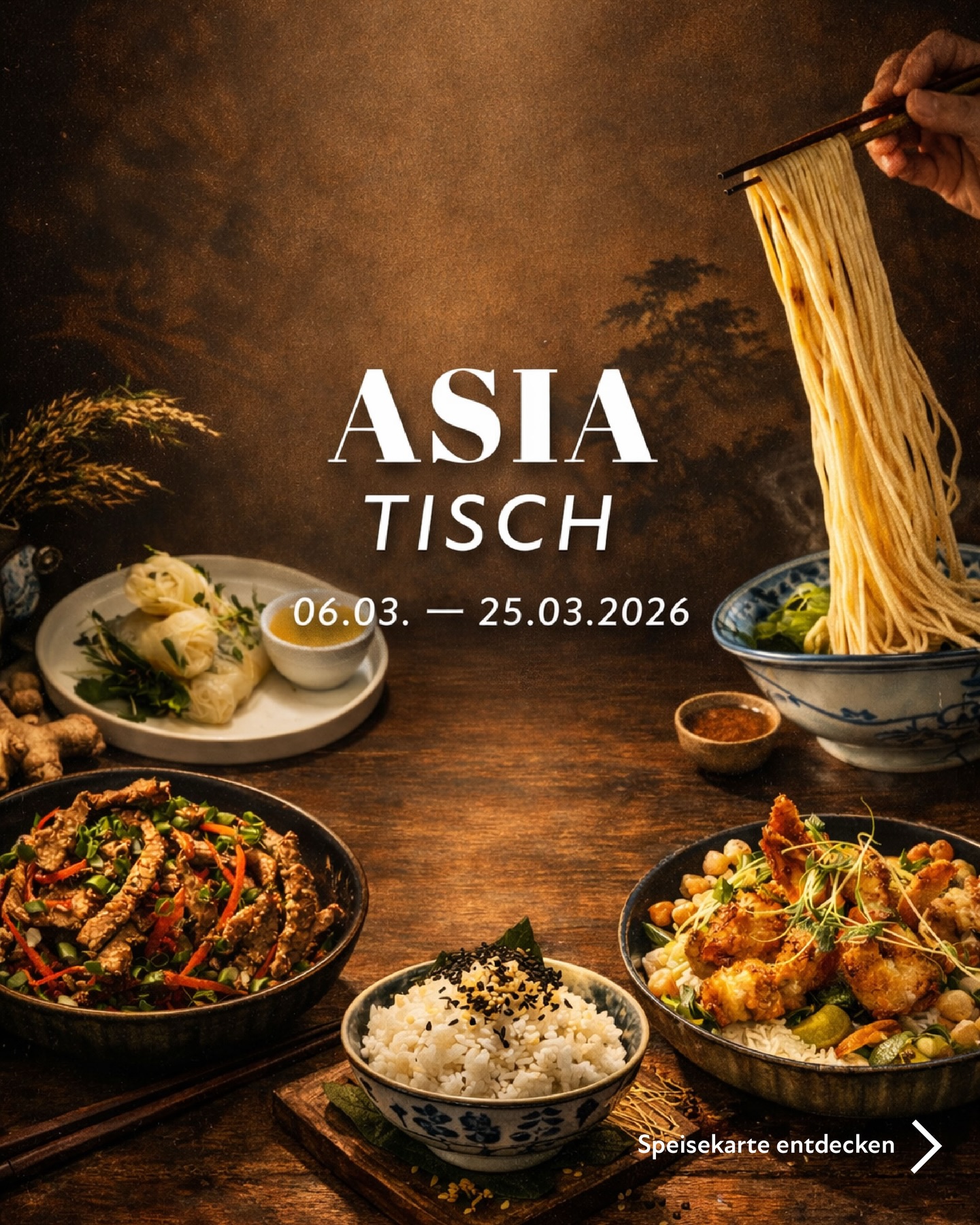 Ab morgen wird unser Tisch ein bisschen internationaler. 🌏🥢
Der „Asia Tisch“ ist wieder da: Wir nehmen euch mit auf eine kleine Reise durch Aromen & Texturen – von frisch & kräutrig bis tief, rauchig und umami.
Vietnam in drei Bissen: Sommerrollen mit Kräutern, Crunch und Dip.
Thailand als warmer Duft in der Schüssel: Tom Kha Gai – Kokos, Ingwer, Zitronengras.
Japan als pures Löffel-Glück: unsere Kleine Post Ramen – ein Suppentopf, der sich sehen lassen kann.
Korea: Korean Crispy Chicken (Honig, Ingwer, Sesam, Chili) – dazu Kimchi-Salat & Jasminreis.
Für alle, die’s pfeffrig lieben: Black Pepper Beef mit Udon, Knoblauch und ordentlich Wumms – ein absoluter Klassiker.
Indien ist natürlich auch dabei: Butter Chicken mit Makhani Masala, Tomaten-Butter-Sauce & ofenfrischem Fladenbrot.
Und ja: auch Gemüse kann Headliner sein – gegrillter Kohlkopf mit Gochujang-Buttersauce & smashed Gurke.
Dazu passt, was nach Urlaub schmeckt: Tokyo Yuzu Spritz oder Grapefruit Sprizz. 🍊🍾
📅 Start: ab morgen – nur bis 25.03.2026
👉 Die ganze Karte findet ihr auf unserer Website – schaut rein, sucht euch euren Favoriten und kommt vorbei.
#kleinepost #asiatischessen #asiankitchen #ramenlove #butterchicken koreanfood pokebowl wirtshausmitstyle saisonspecial genussmomente