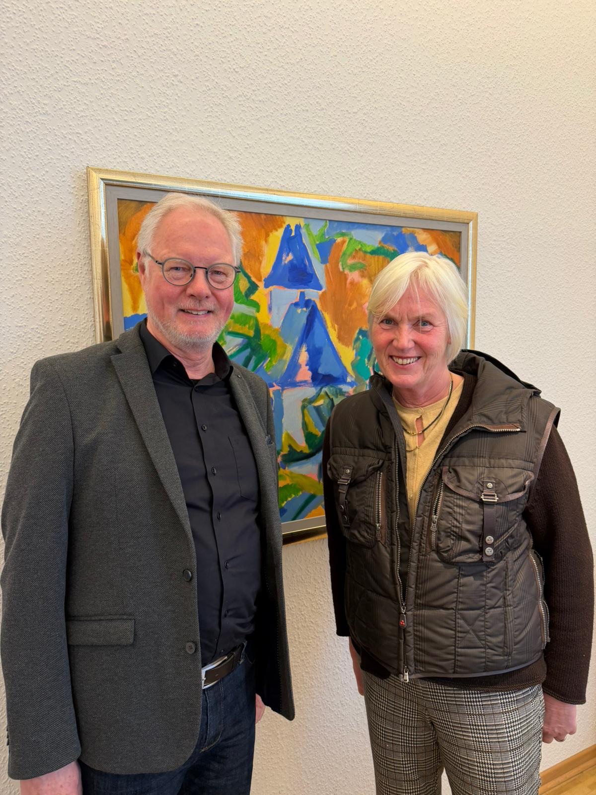 Gestern habe ich mich mit Propst Zander zu einem Gespräch im Katholischen Stadthaus in Gladbeck getroffen.
Propst Zander ist seit dem 01.12.2023 Propst in Gladbeck. Trotz sinkender Kirchenmitgliederzahl sind beide großen Kirchen in Deutschland wichtige Partner vor Ort. Auch in Gladbeck wird es noch einige Umstrukturierungen geben. Aktuell werden die Pläne für die weitere Nutzung der Herz-Jesu-Kirche in Zweckel diskutiert. Derzeit steht im Raum, Teile der Kirche für eine Kindertagesstätte umzubauen.
Ich danke Propst Zander für das offene und konstruktive Gespräch! 🤝