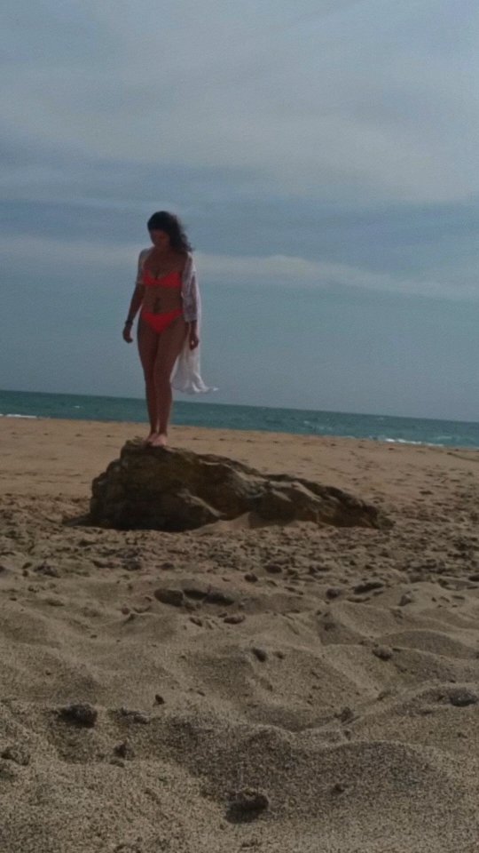 Многим из нас жизнь преподносит неожиданные сюрпризы — иногда приятные, иногда не очень. Порой нам отчаянно хочется плакать и страдать, а иногда наши глаза светятся счастьем и любовью — особенно когда этот свет отражается в глазах дорогих нам людей.
Мы настойчиво ищем свой путь. Иногда обвиняем других в собственной несовершенности. Но главная правда скрыта там, где мы чувствуем себя ценными. Не потому что «чего-то стоим», а потому что место, которое мы занимаем, имеет значение — для нас самих и для тех, кто рядом.
Как же приятно видеть себя особенной в отражении глаз человека, сидящего напротив, — в глазах, где есть подлинный интерес к тебе как к личности, как к профессионалу, как к женщине.
В мире так много одиноких людей. И при этом — столько движения, динамики и шума, что в этом легко заблудиться. Но каждый из нас найдёт свой истинный путь. Главное — быть рядом с тем, кто держит тебя за руку, поддерживает, понимает твои настоящие желания, принимает твою боль и разделяет моменты счастья именно тогда, когда это действительно важно.
P.S. Дорогие люди, когда ваш любимый (любимая)
просит соль, не нужно давать ему (ей) перец.
(Со слов моей хорошей подруги) 😊