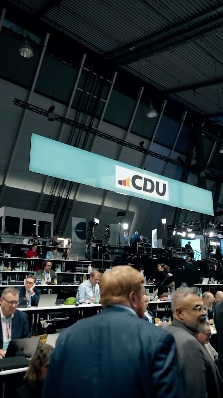 38. CDU Parteitag 🇩🇪✨
Wenn Politik auf Reagenzgläser trifft dann sind wir nicht weit.
Wir durften als exklusiver Caterer beim 38. CDU Parteitag dabei sein und haben Politiker und Gäste mit unseren Signature Drinks im Reagenzglas versorgt. Wissenschaftlich präzise gemixt. Politisch neutral eingeschenkt. Geschmacklich eindeutig überzeugend.
Fazit des Tages:
Drinks top
Stimmung top
Networking top.
Outfit naja, sagen wir so Beim nächsten Parteitag erscheine ich im Hemd 😄
Danke für das Vertrauen und diesen besonderen Auftrag.
#CDUParteitag #BarLoeffel #Eventcatering #ReagenzglasDrinks #CateringMitStil DienstleisterMitLeidenschaft