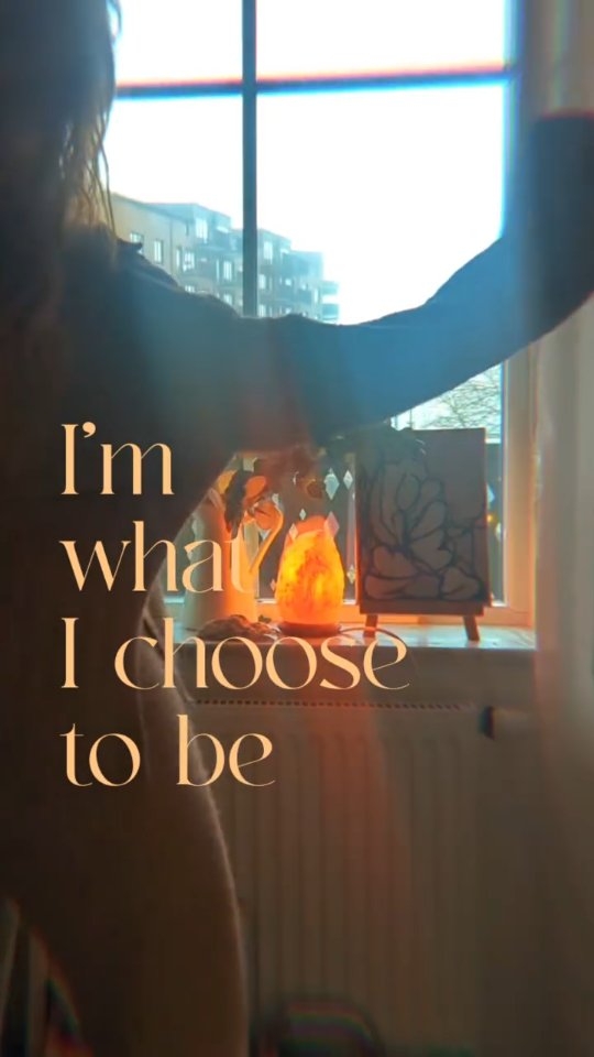 Jag tror på slumpen.
Av den enkla anledningen att om jag inte gjorde det, skulle det betyda att allt lidande – till exempel det som drabbar barn – sker av en anledning.
Och det kan jag inte stå bakom.
Däremot tror jag att om du har drabbats av slumpen på ett olyckligt sätt, så har du all rätt att försöka skapa en mening i det – om det hjälper dig att må lite bättre.
Istället för att fastna i
Varför hände det där mig?
försöker jag tänka
Varför händer detta FÖR mig?
Och när jag landar i mitt svar, lovar jag att dela det med er.
Har du varit med om en olycklig slump där du själv behövde hitta en mening i det som hände?
Vad blev den meningen för dig?
.
.
.
.
.
.
.
.
.
#meningenmedlivet #iflifegivesyoulemons #grothmindset #mindset #skiftafokus #bröstcancer #personligutveckling #psykiskhälsa #bildterapi #dansterapi #konstnär #holistiskterapi #målamedmening #kemoterapi