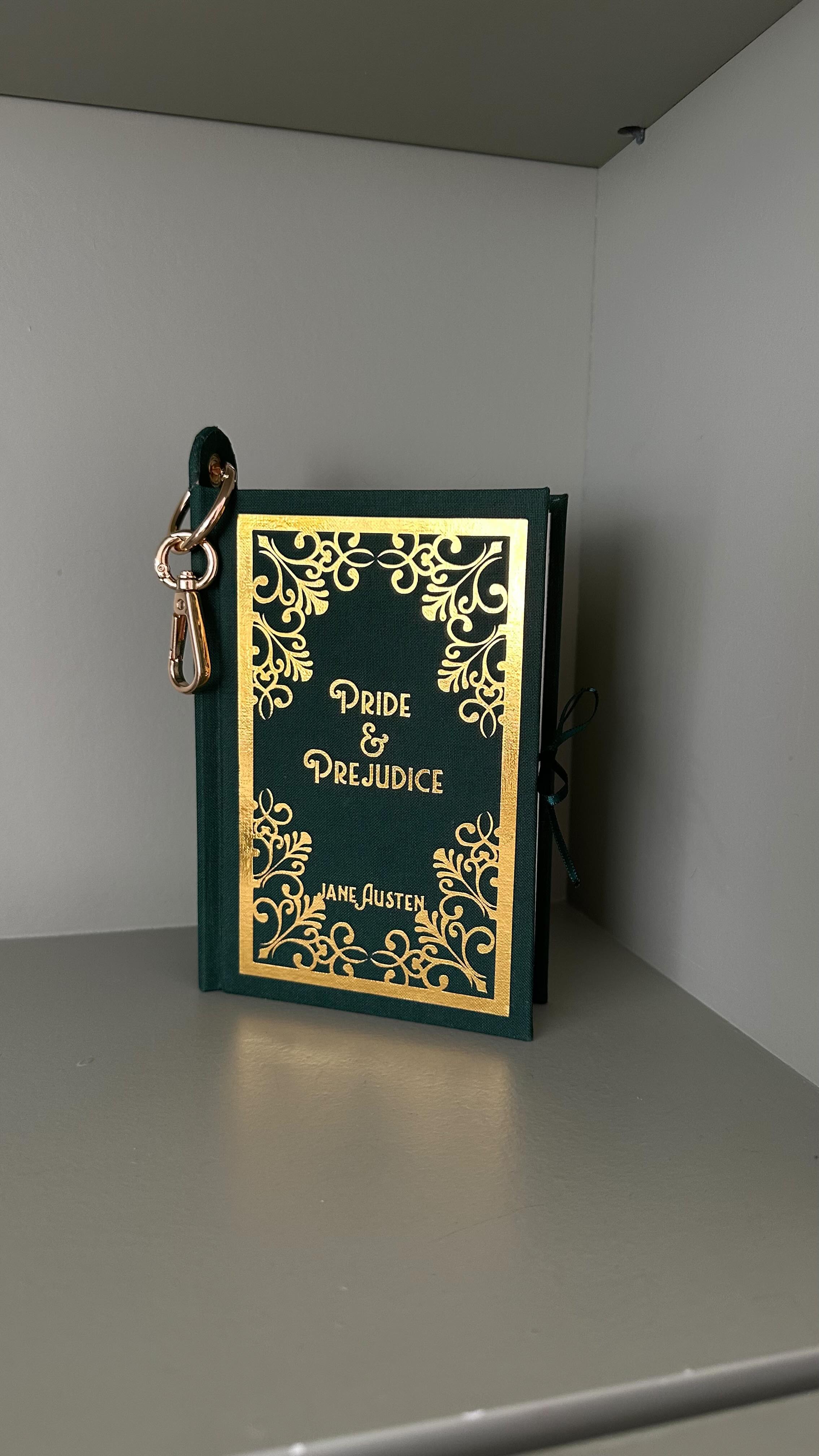 Meine #prideandprejudice Book Charm Ausgabe von #janeausten
#handmadebooks #bookcharm #bookstagram