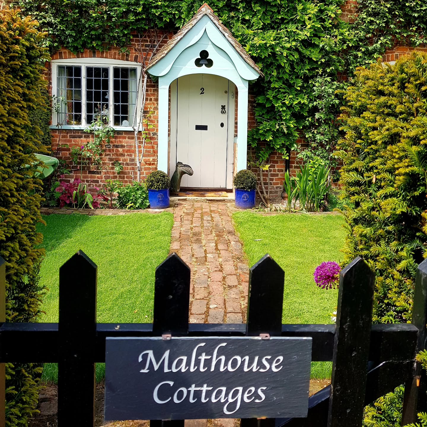 Se passeggiate per le stradine tranquille di un villaggio inglese, noterete subito un dettaglio affascinante: quasi ogni cottage ha un nome.
Il motivo è semplice: queste piccole case così romantiche risalgono quasi tutte al 1500 e 1600 e fino alla seconda metà del settecento la numerazione civica non esisteva. L'unico modo, quindi, per individuare una proprietà era darle un nome.
Ogni cottage racconta una piccola storia.
Spesso il nome richiama l’origine dell’edificio: ad esempio il mio cottage, Malthouse, si chiama così perchè un tempo vi si essiccava il malto per fare la birra 🍺.
Altri nomi richiamano la natura del luogo, i suoi alberi, i suoi fiori, come Yew Tree Cottage o Rose Cottage 🌹.
Altri ancora ricordano i vecchi mestieri del villaggio: The Old Butcher, The Old School.
A volte invece, il cottage prendeva semplicemente il nome della famiglia che aveva vissuto li' da generazioni.
Oggi ovviamente i cottage hanno anche un numero, ma la tradizione del nome non solo è rimasta viva, ma è diventata un vero e proprio tratto distintivo della campagna inglese.
A Chawton, quando dico il nome del mio cottage, tutti capiscono subito dove abito e il postino non ha alcun problema a consegnare una lettera indirizzata a Rose Cottage, anche se non c'e il numero.
Avere una casa con un nome aggiunge non solo fascino ma anche un po’ di valore alla proprietà. E la cosa bella è che nel Regno Unito chiunque può dare un nome alla propria abitazione: basta seguire qualche semplice regola (per esempio evitare nomi offensivi) e versare una cifra modesta al comune.
Quando io vivevo a Alton, avevo registrato la mia precedente casa con il nome di Laura's House, cioè la casa di Laura, un nome non molto originale 😂 ma che tuttora esiste.
E voi, se aveste un cottage tutto vostro, come lo chiamereste? 🤔
Sono curiosissima di saperlo!
#passionecampagnainglese #cottage #countrylife #villagelife #countryheritage