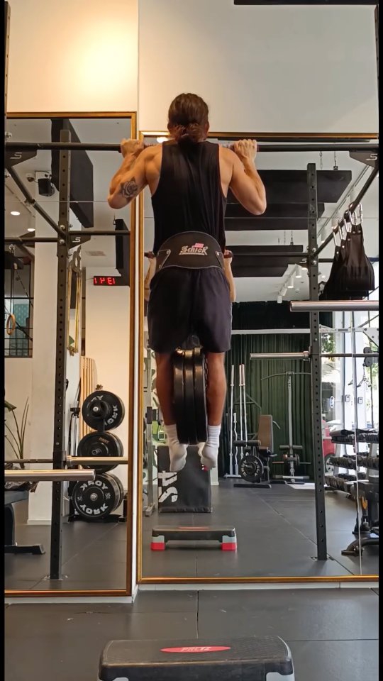 Lifting heavy doesn’t always mean progress.
Sometimes it’s just ego lifting.
Heavy bench or pullups without control means fewer gains
and a recipe for injury.
Drop the ego, in and out of the gym.
#ego #lifting #pullups #calisthenics #bodyweight #egolifting #pullup