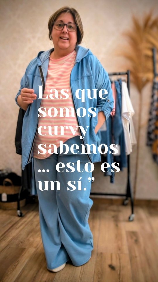 “Las que somos curvy sabemos… esto es un sí.”
Palazzo fluido, chaqueta con capucha y camiseta de rayas.
Un look fácil, favorecedor y perfecto para el día a día.👌
"Curvis decidme… ¿sí o sí a este conjunto?”☺️
Cómodo, favorecedor y con estilo ¡lookazoo! 😍
##mujeresreales #auracoleccioncurvy #modacurvy
#curvyspain #tallagrande
