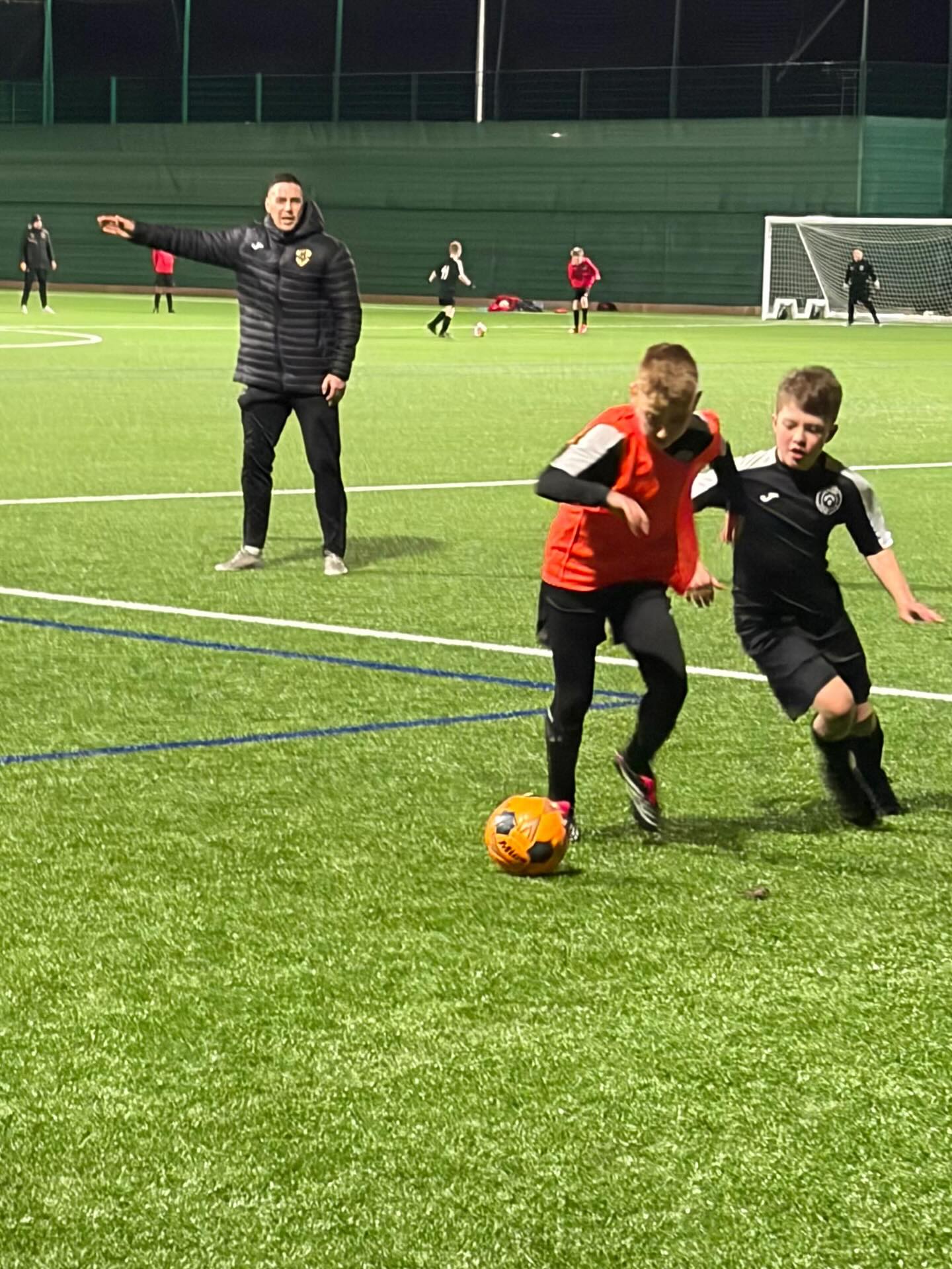Partnership Team Training - Bridgend
We are delighted to be back up and running with Bridgend United working with there 2017s and 2015s squads every Monday 👏
Coach Joe was up delivering this week again!
Here are some action shots 🎬
📧 - info@footballfocused121.com
#footballfocused121 #teamtraining #partnership