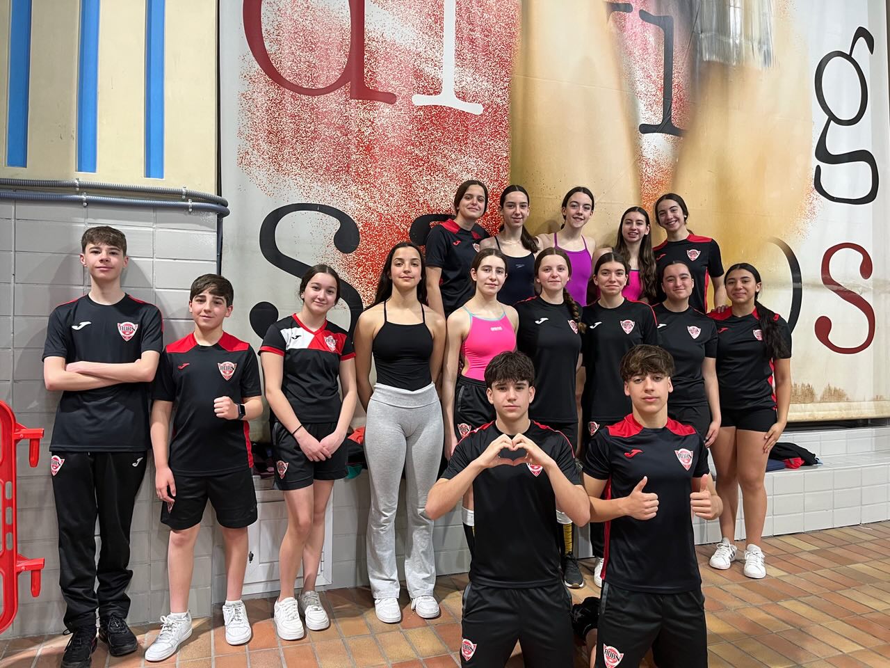 🔥🏊♂️ CTO MADRID INFANTIL 2026 🏊♀️🔥
➡️ ¡Qué orgullo de equipo! 💪❤️
Nuestros infantiles han brillado este fin de semana dejando el listón muy alto 👏✨
➡️ MEDALLAS:
🔹 Elin Sesmero
🥈 1500m libre
🥈 50m libre
🥉 800m libre
🔹 Bárbara Huetos
🥉 50m libre
🥉 200m libre
🥈 100m espalda
🔹 Carla López
🥉 400m estilos
🔹 Ainhoa Ramírez
🥉 200m braza
🔥 Además, han conseguido las mínimas para el Campeonato de España:
✔️ Bárbara Huetos – 50 libre, 100 libre, 200 libre y 100 espalda
✔️ Alejandro Rivera – 50, 100 y 200 espalda
✔️ Carla López – 400 estilos y 100 libre
✔️ Elin Sesmero – 50 braza
✔️ Ainhoa Ramírez – 200 braza
➡️ Y cerramos el campeonato con una espectacular 5ª posición en la clasificación conjunta 🏆
➡️Trabajo, esfuerzo y equipo💥 Esto no para… ¡rumbo al Campeonato de España! 🇪🇸❤️🖤
Enhorabuena a todos y a nuestro entrenador Rober 💫