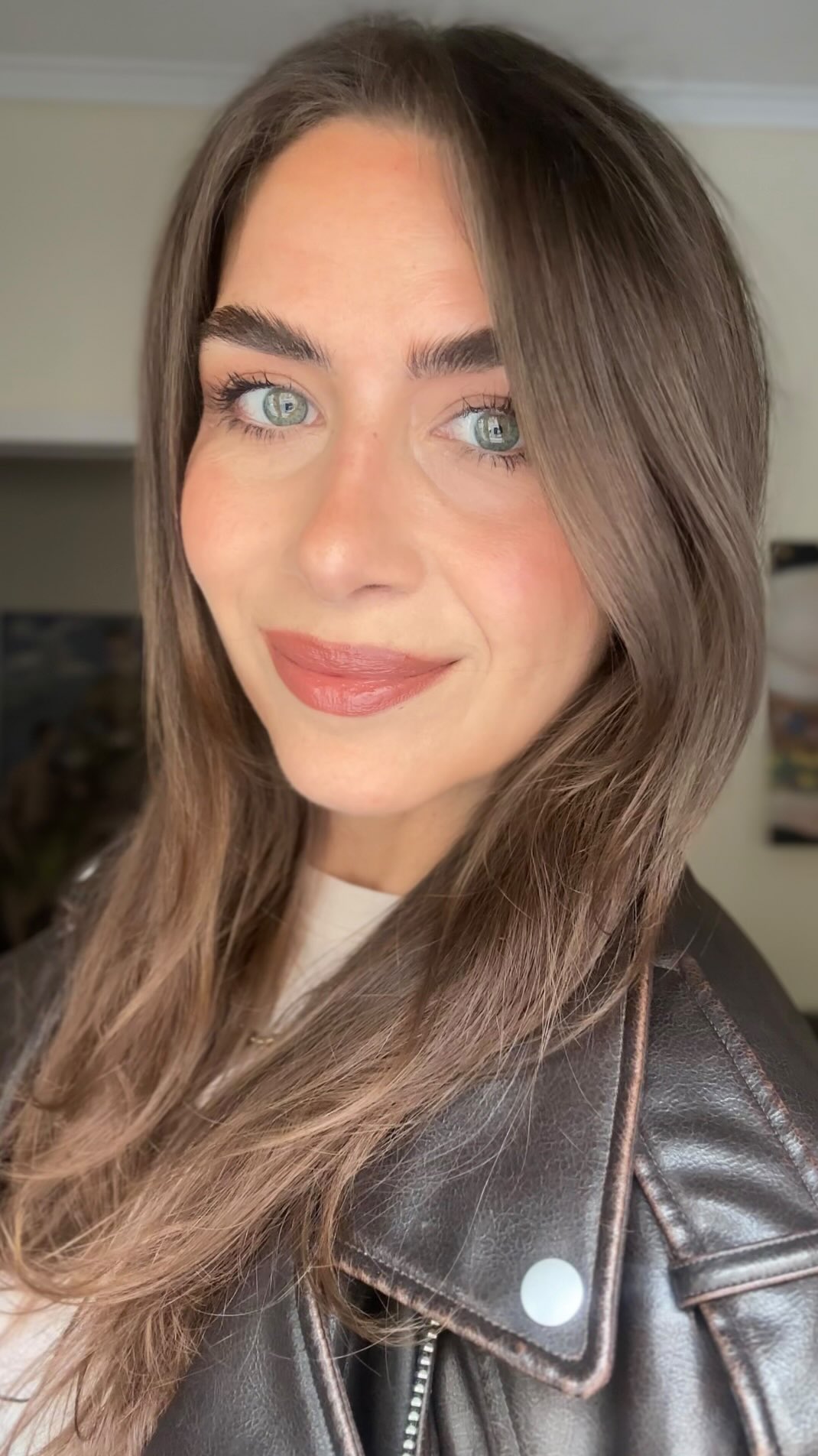 A simple everyday makeup that takes 5 minutes. You don’t need to spend hours to look and feel good. Using just a few products will give you a nice clean and put together look for a day of running errands or going to the office or any event you may have. In my opinion, less is more. ✨