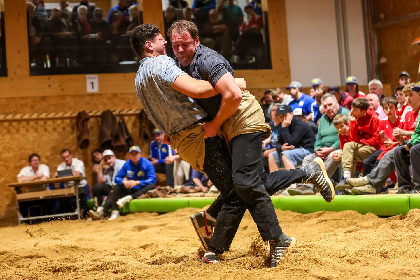 Toller Auftakt in der Schwinghalle! Nach der Absage von Armon Orlik (krank) war vor dem Anschwingen klar, dass die fünfte Austragung des Fests einen neuen Sieger hervorbringen wird. Josias Müller (Zillis) und Christian Biäsch (Davos Sertig) stellen im Schlussgang (Bild 1), was Müller zum Festsieg (1a) reicht. Der Melser Michael Bernold, der im Festverlauf beiden Schlussgangteilnehmern ein Remis abringt (Bilder 2/3), wird Co-Sieger (1b). Das Bündner Team zeigt viele schön Gänge - der Frühling kann kommen! 💪🏽
📸: Erwin Keller
#Schwingen #Tradition #Graubünden
@gkb.ch @repowerschweiz @cofox_ag @gemeinde_untervaz