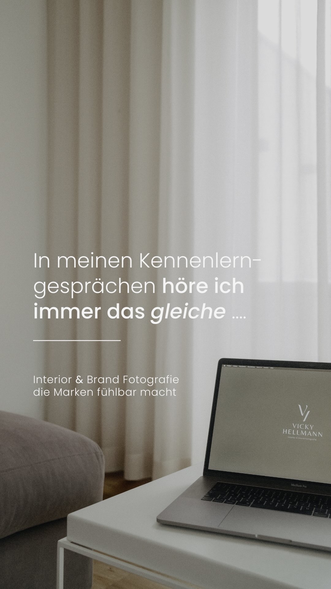 Viele Selbstständige zeigen ihre Arbeit.
Ein Portfolio … das „Sammelsurium“ ihrer Ergebnisse.
Und ja, das ist wichtig.
Denn es zeigt Kompetenz.
Es zeigt Qualität.
Aber in meinen Kennenlerncalls höre ich immer wieder denselben Satz:
😕 „Ich gehe in der Masse unter.“
🥺 „Ich ziehe nicht die richtigen Wunschkunden an.“
😞 „Ich werde nicht für das gesehen, was ich wirklich kann.“
Und oft liegt das nicht an der Arbeit selbst.
Sondern daran, dass man zwar sieht, was du tust –
aber nicht, wofür du stehst.
Dein Portfolio zeigt Ergebnisse.
Aber Vertrauen entsteht dort,
wo Menschen verstehen,
wer hinter dieser Arbeit steht.
Welche Haltung du hast.
Wie du denkst.
Warum du Entscheidungen triffst, wie du sie triffst.
Denn am Ende buchen Menschen keine Leistungen.
✨ Sie buchen Menschen.
Und genau dort entsteht der Unterschied zwischen
„schöne Arbeit“ und „genau mit ihr möchte ich arbeiten“ 🥰
Wenn du das Gefühl hast, dass deine Arbeit nach außen noch nicht wirklich das zeigt, was in ihr steckt, dann lass uns gerne einmal darüber sprechen.
Ganz entspannt in einem kurzen Kennenlernen.
📷
Ich bin Vicky, Interior & Brand Fotografin.
Ich begleite Selbstständige dabei, ihre Arbeit so sichtbar zu machen, dass man nicht nur sieht, was sie tun, sondern auch versteht, wofür sie stehen.