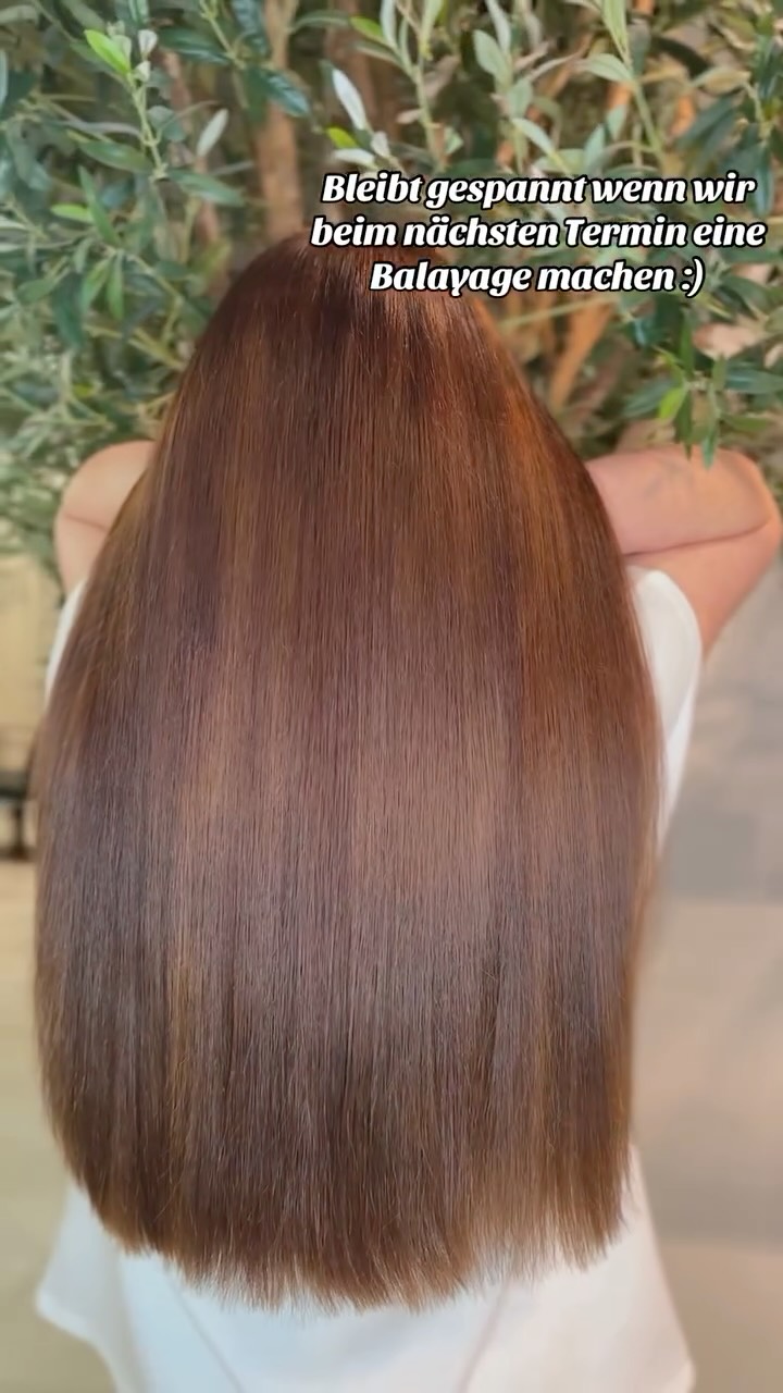Achtung !! solche Vorgänge gehen nur in seltenen Fällen. Diese Kundin hatte 4 Jahre selbst dunkelbraun gefärbt, aber mit unseren Haarfarben :) also merkt euch bitte etwas mehr Geld zu investieren damit ihr euch irgendwann wieder umentscheiden könnt ;)
Sie war mega happy und die Haare haben keine Strapazen erlitten #farbabzug #nobleach #people #hair #hairdresser