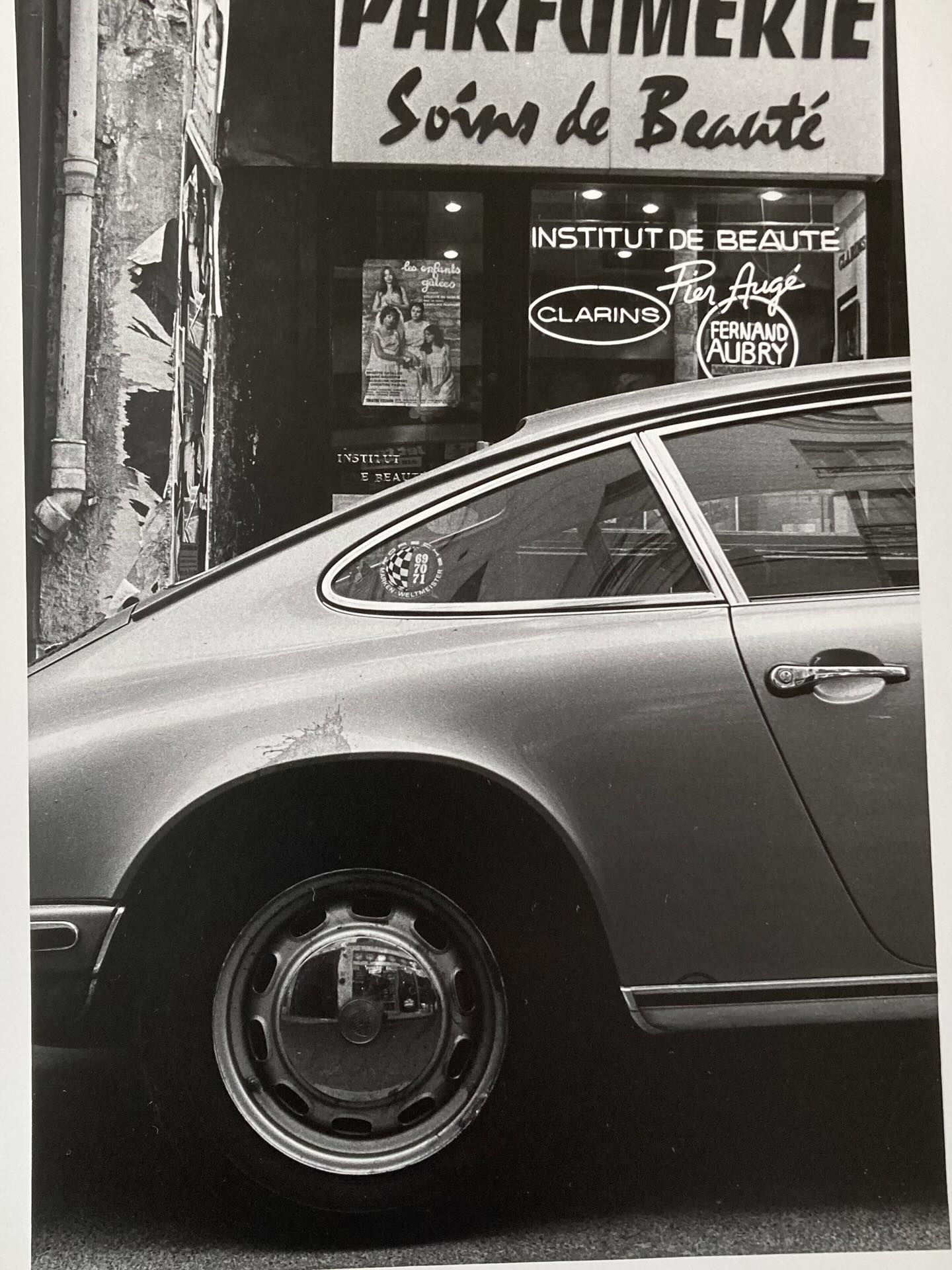 -
FacebookかInstagramで時どき同じ日の過去の自分の投稿が表示され、
それで今日もさっき思い出した。
そう、50年前の今日パリに着いた。それが初めての海外生活の始まりだった。
50年、過ぎたのは早かったのか遅かったのか、もう分からない。
手元に残るプリントを整理して、1970年代のパリがまもなく本に仕上がる。
出版社やスポンサーがついた訳ではなく、流行りのクラウドファンディングでもなく、ただオンデマンドでとりあえず出来上がる予定。
ホントは今日出版のお知らせをしたかったけれど間に合わなかった。
そして本屋に並ぶ訳でもなく、「謹呈」とハンコ押して配れるほどの財力もないので…
また考えてお知らせします。
その節にはヨロシク!
Web site
https://www.yumework.cc
🇯🇵
#sandacity
#favoriteplace #onthewayhome
#写真集「パリ」