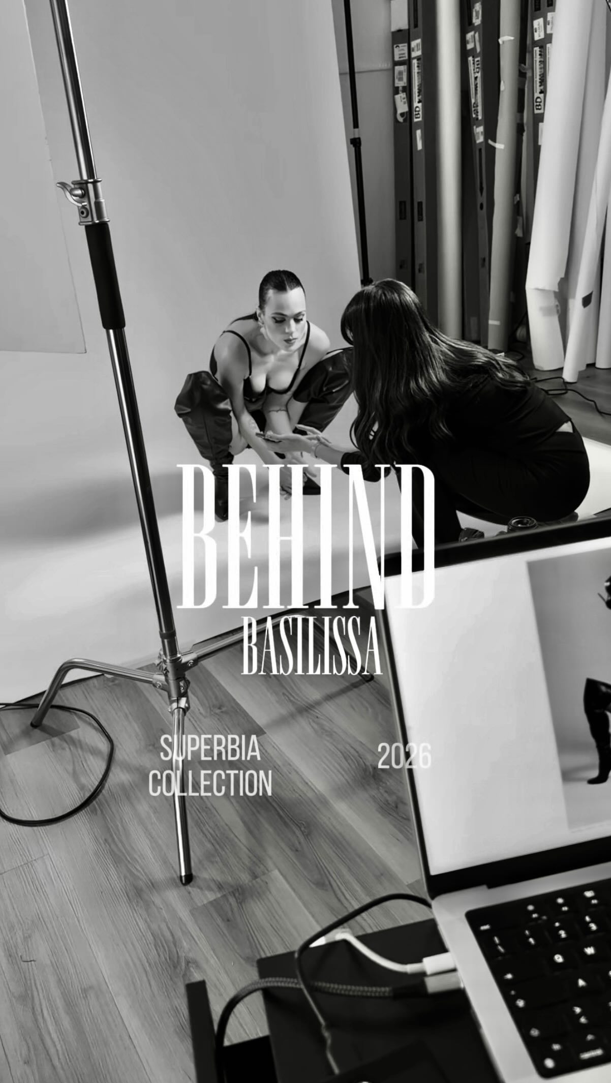 Vi portiamo dietro alle quinte dello shooting della nuova collezione SUPERBIA in uscita il 03.03 🖤
Per questa collezione abbiamo avuto il piacere di collaborare con @leleoldriniph che con la sua professionalità e arte è riuscito a catturare l’anima del nuovo concept del brand. Lavorare con lui è stato fondamentale per tradurre la nostra visione in immagini.
Grazie a tutto il team che ha preso parte a questo progetto🐍
MUA @_.ohhanna._
Model @tacconivirginia
Video @mozhganphotography
Ph @leleoldriniph
#behindthescenes #backstage